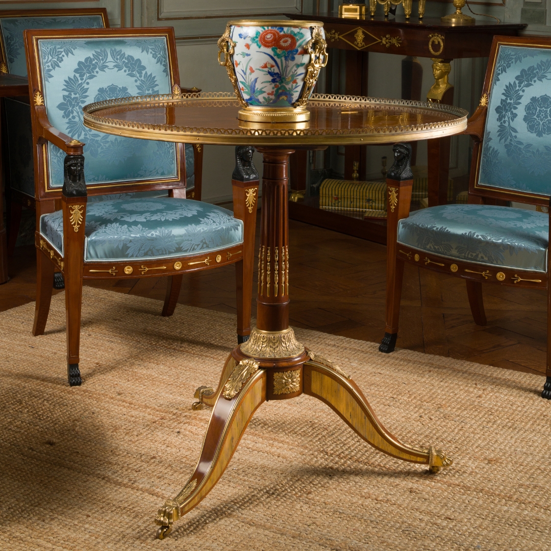 Guéridon en acajou estampillé Martin Carlin et JME