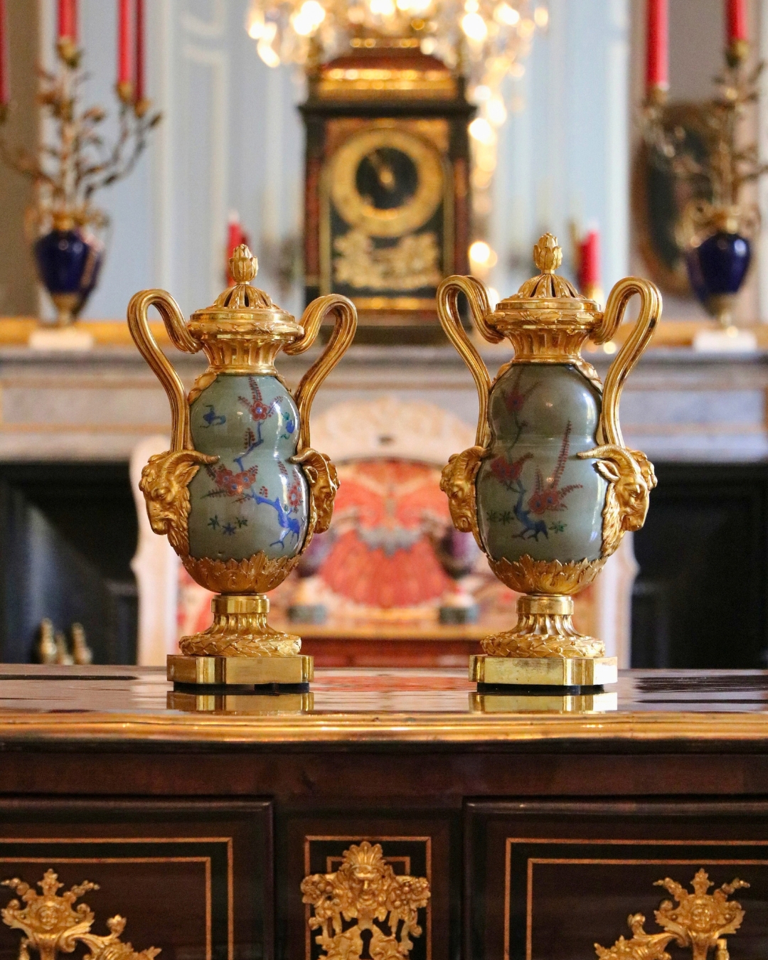  Une paire de vases couverts formant pot-pourri en porcelaine du Japon à fond céladon monté en bronze ciselé et doré    