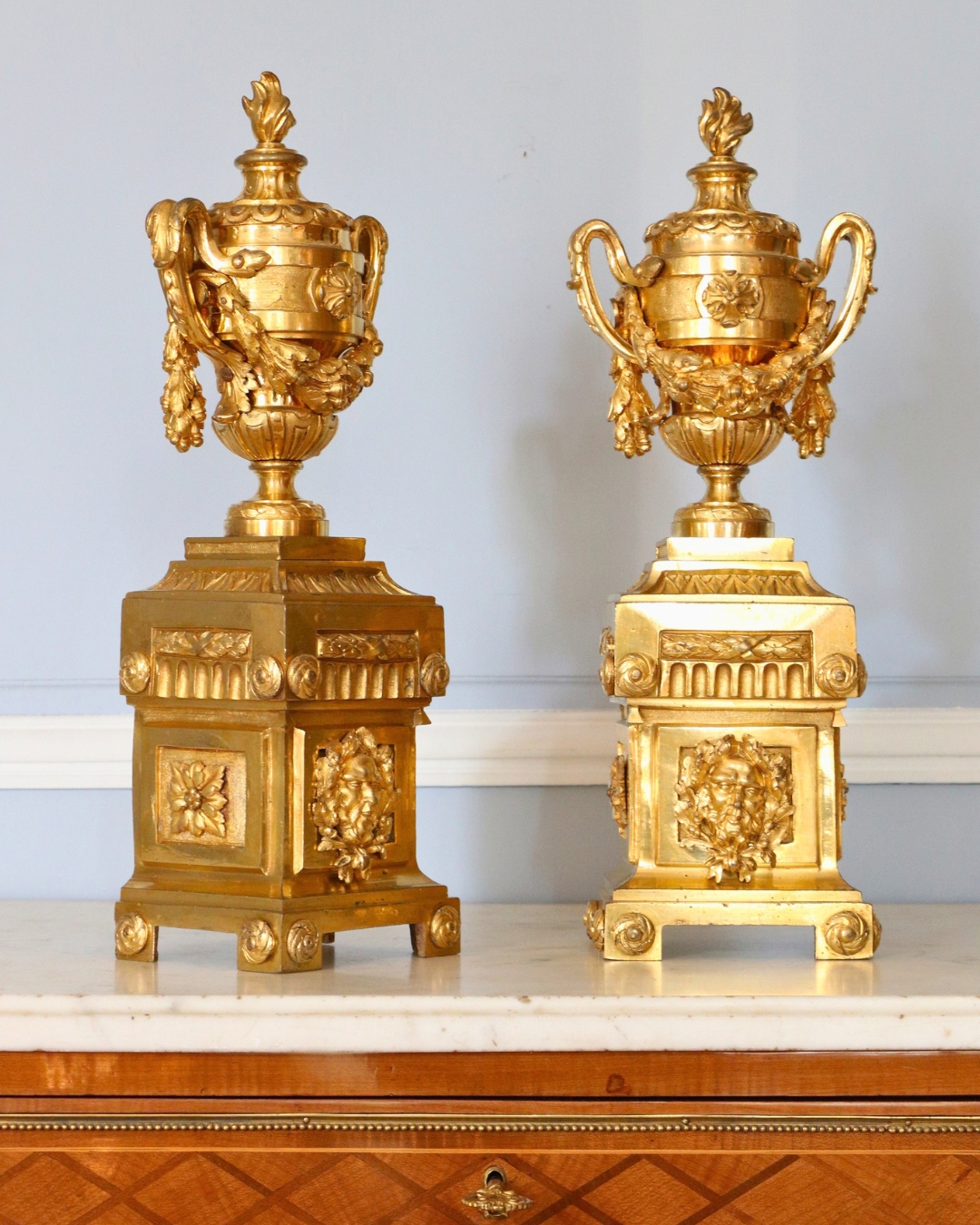 Paire de chenets en bronze ciselé et doré