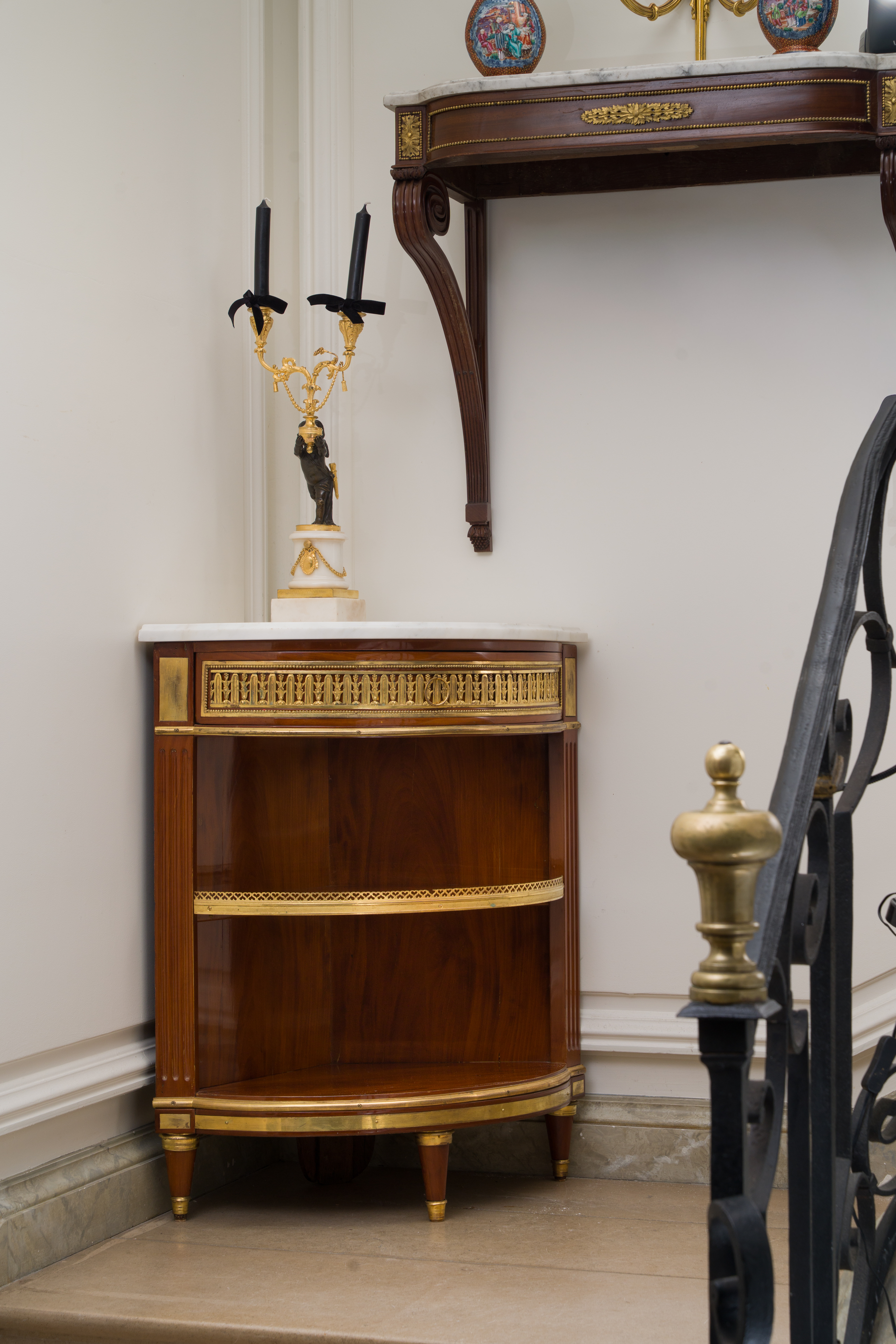 Paire d’encoignures estampillées G.Dester provenant du château de Dampierre