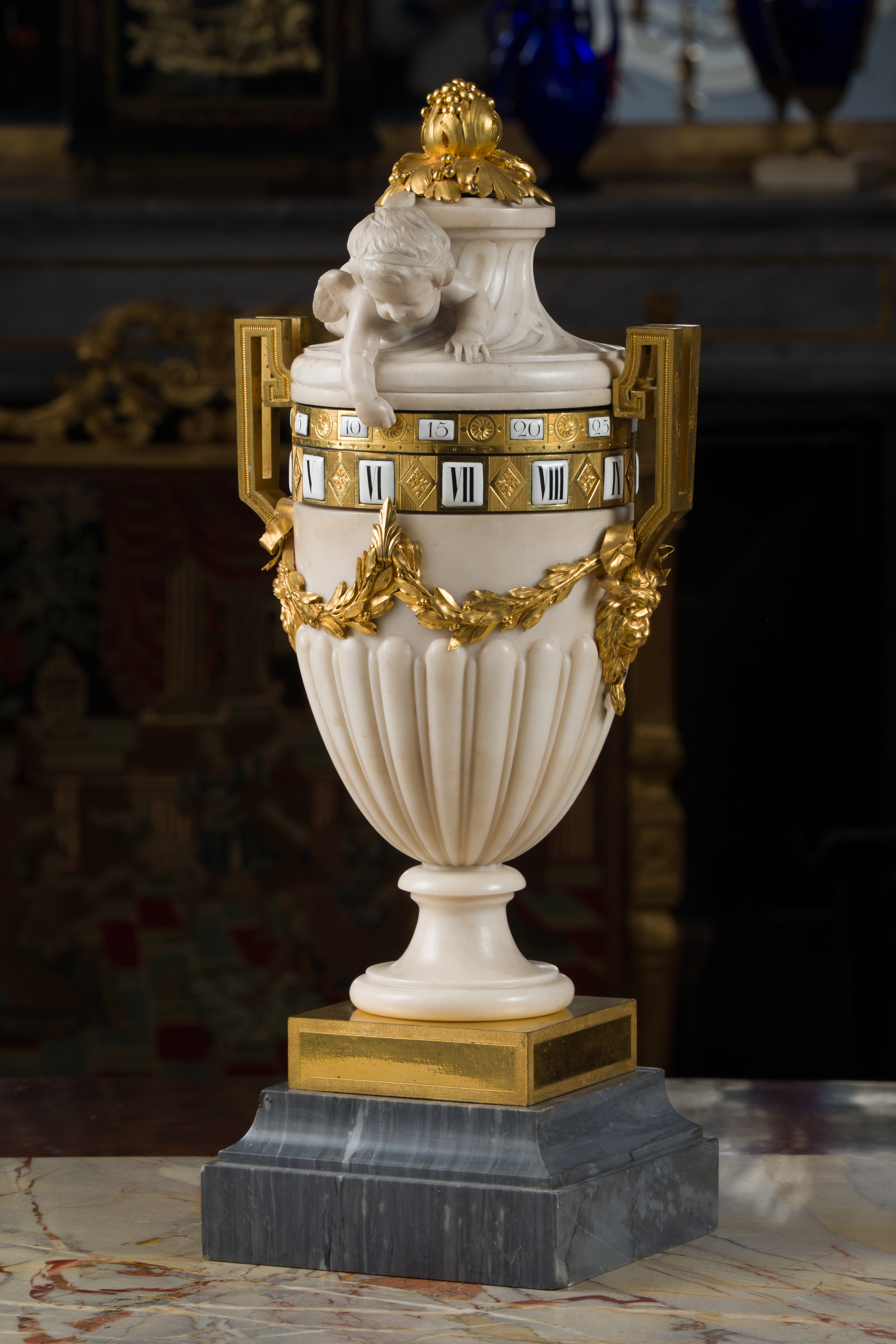 Pendule à cercles tournants en marbres blanc, bleu turquin et bronze ciselé et doré