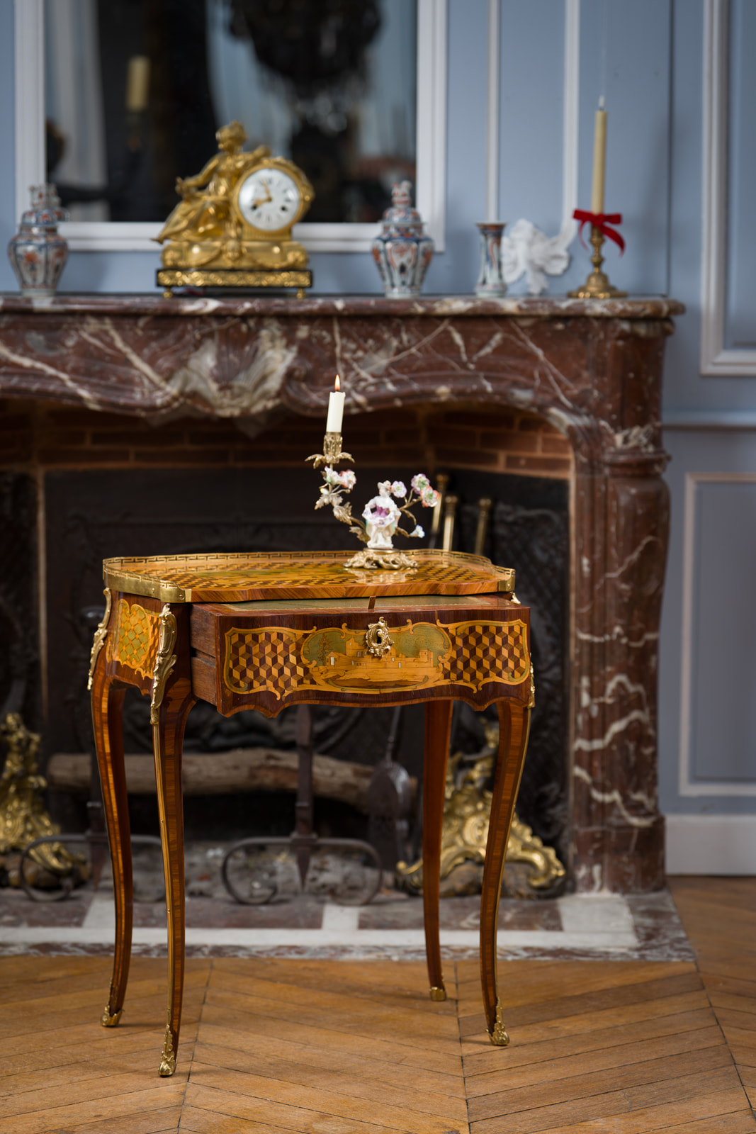 Table à écrire dite « à la Pompadour » estampillée Léonard Boudin