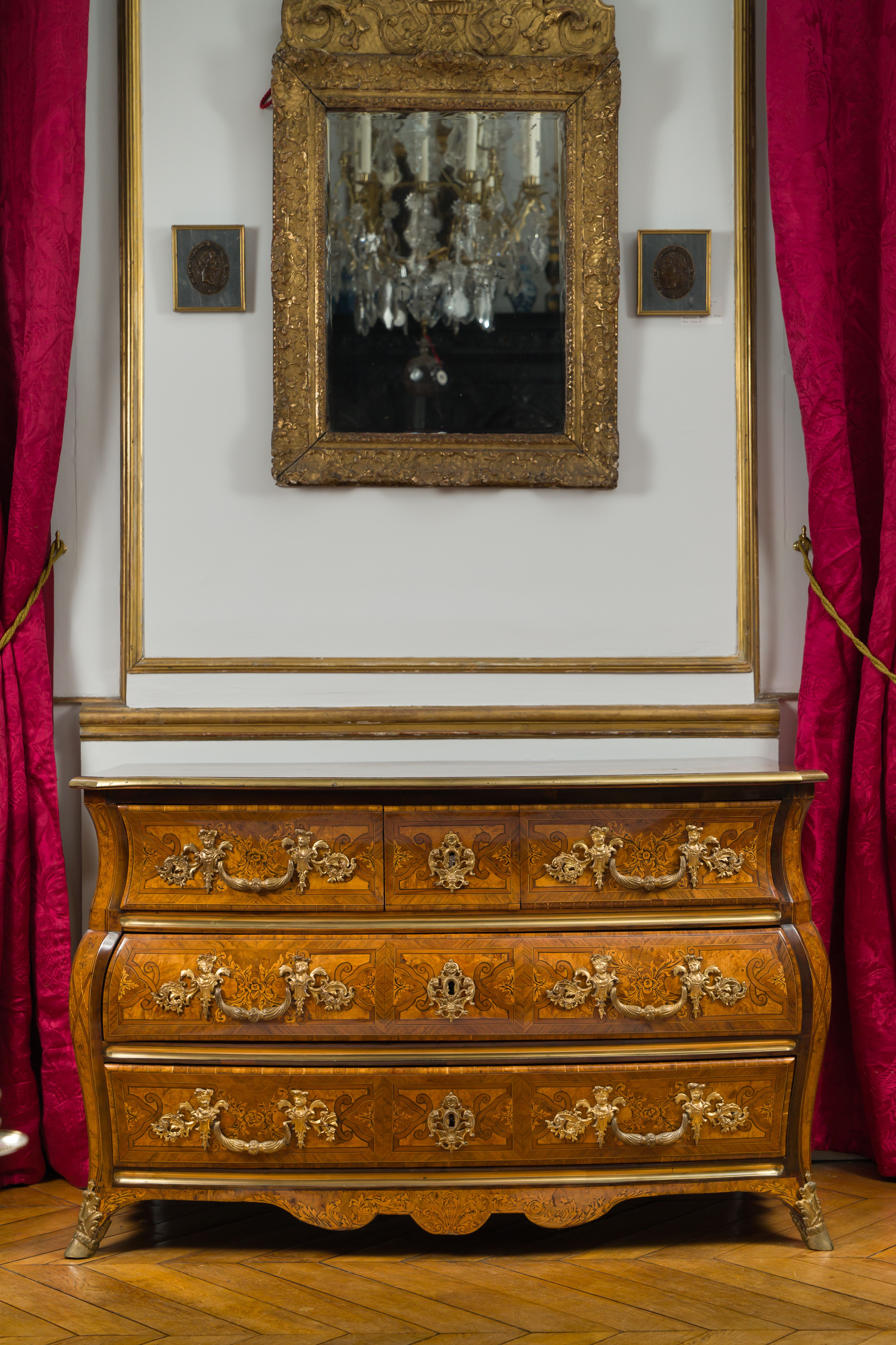 Exceptionnelle commode tombeau marquetée 