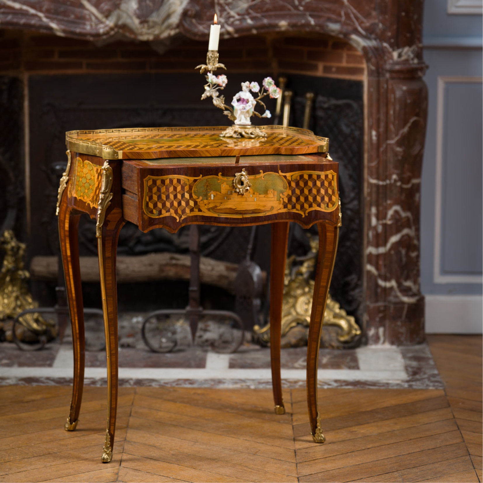 Table à écrire dite « à la Pompadour » estampillée Léonard Boudin
