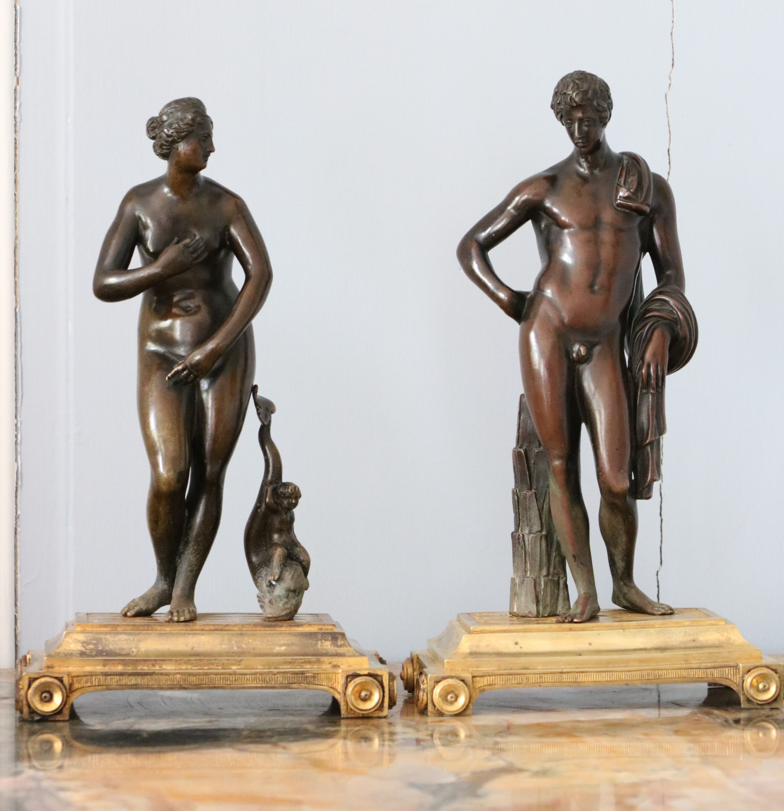 Paire de sculptures en bronze patiné 
