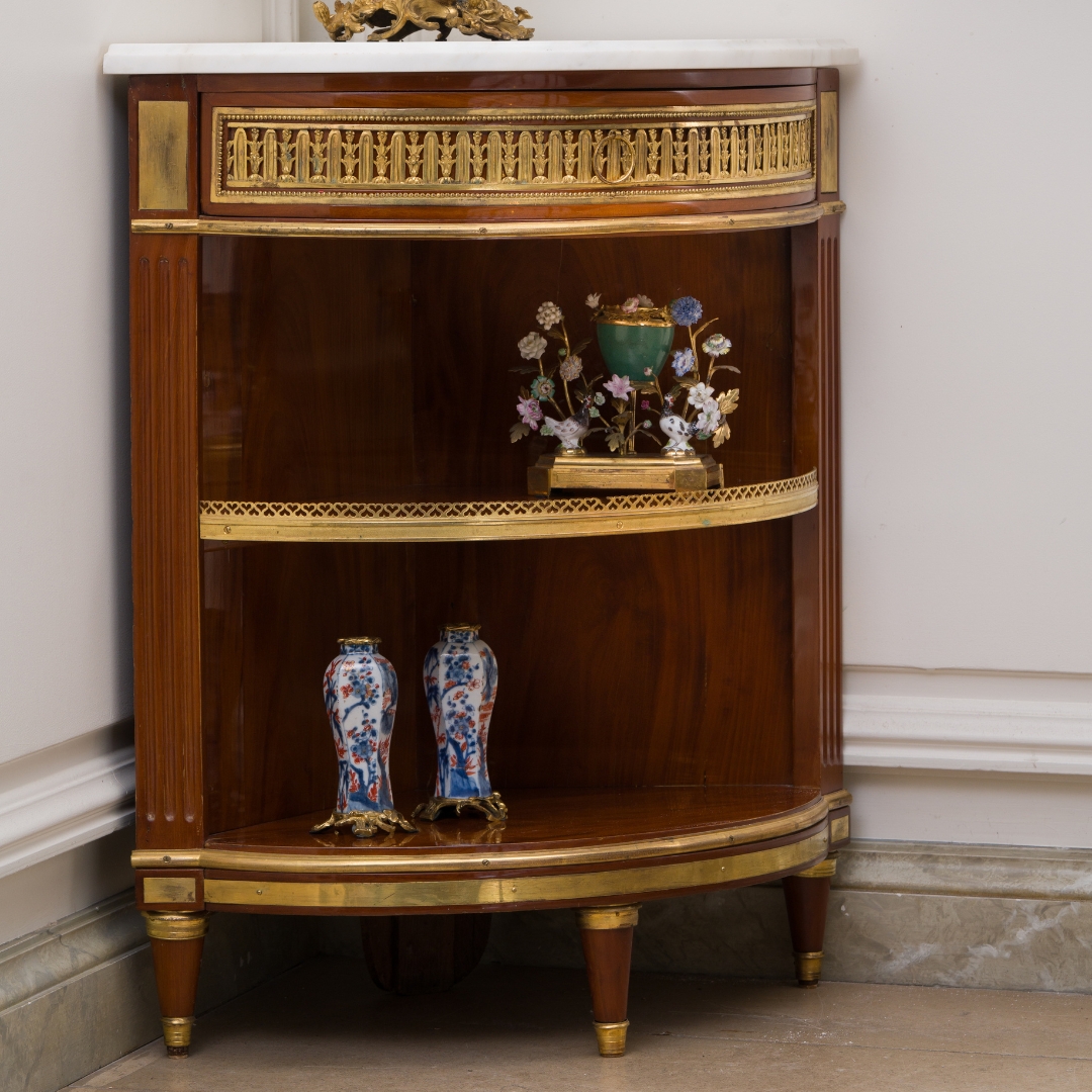 Paire d’encoignures estampillées G.Dester provenant du château de Dampierre