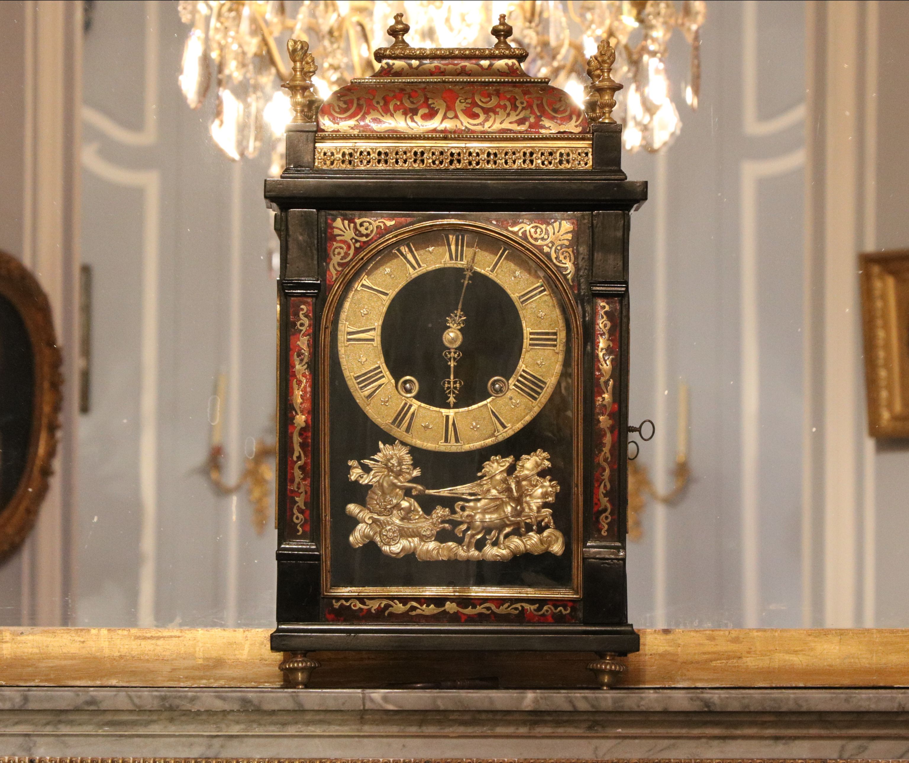 Pendule religieuse en écaille rouge de tortue et filet de laiton, d’époque Louis XIV