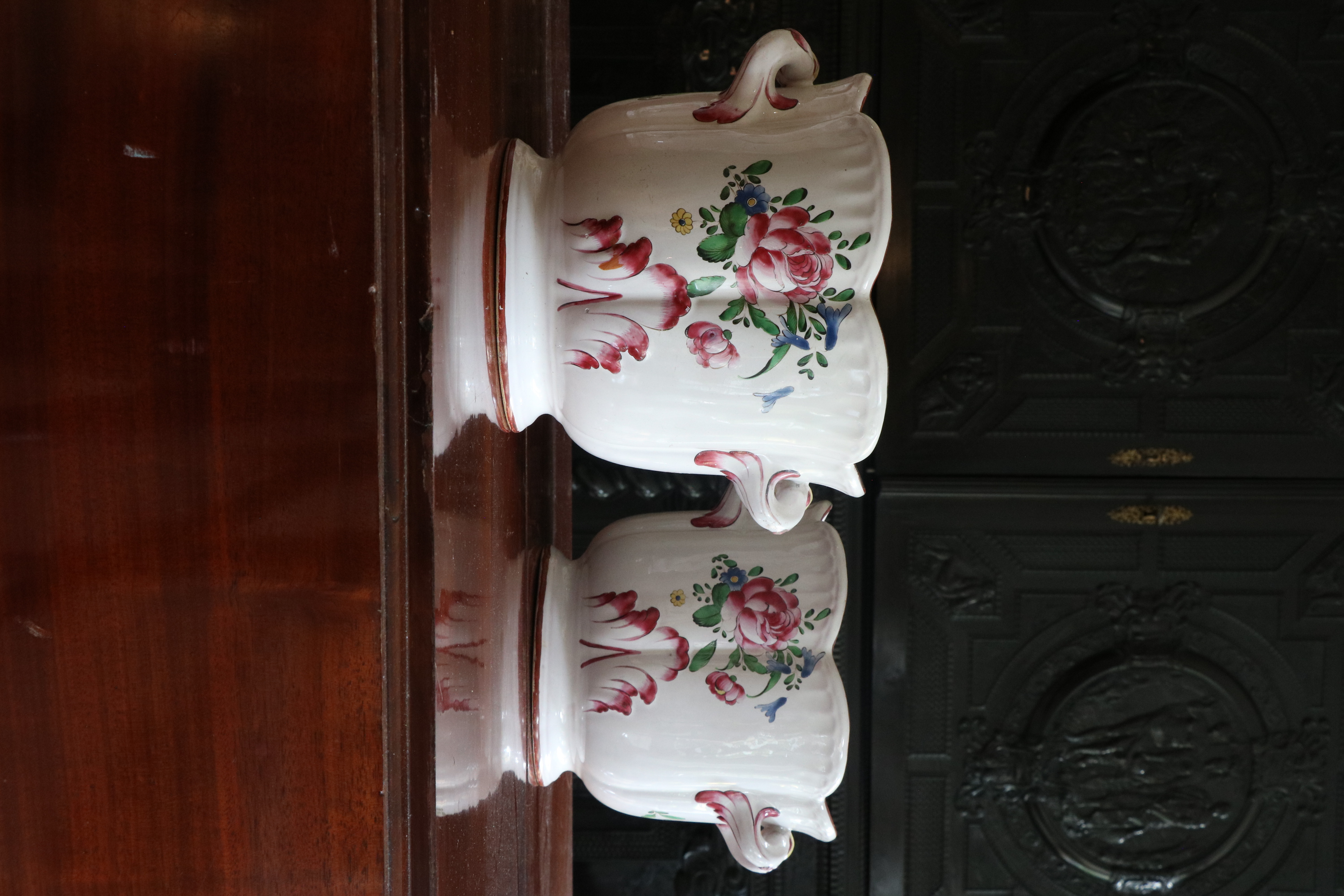 Paire de rafraîchissoirs en faïence de Sceaux