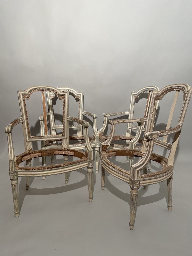 Ensemble de cinq fauteuils laqués crème et rechampis estampillés CIYM