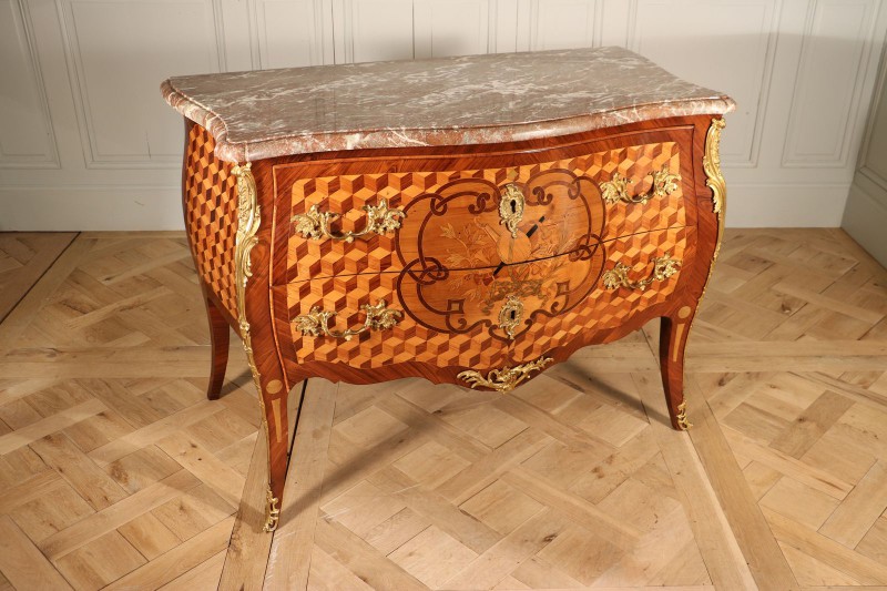 Commode galbée époque Louis XV marqueterie bronze doré Est de la France 