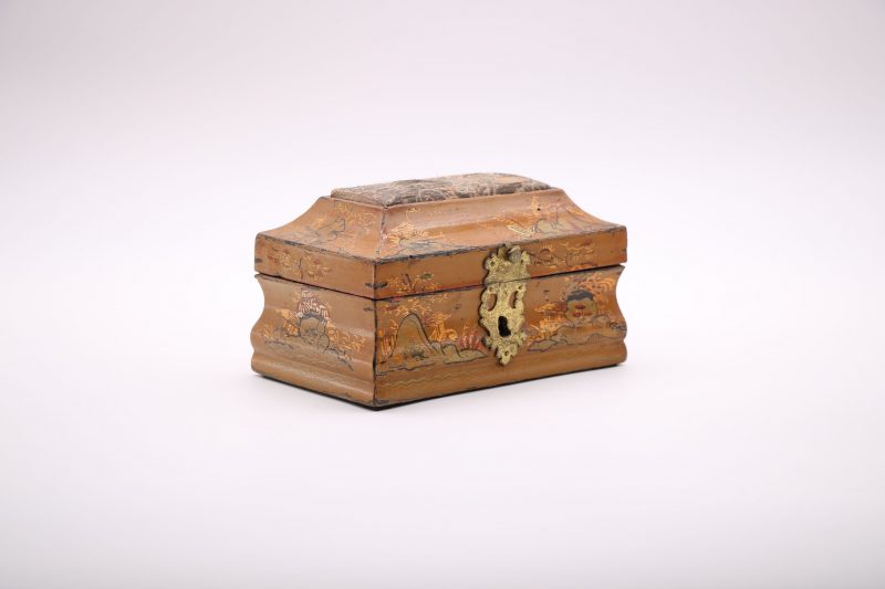 Boîte à épingle en vernis Martin