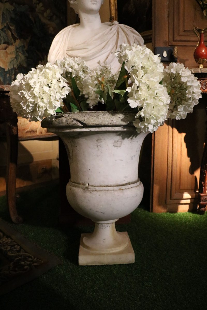 Paire de vases de forme Médicis en marbre