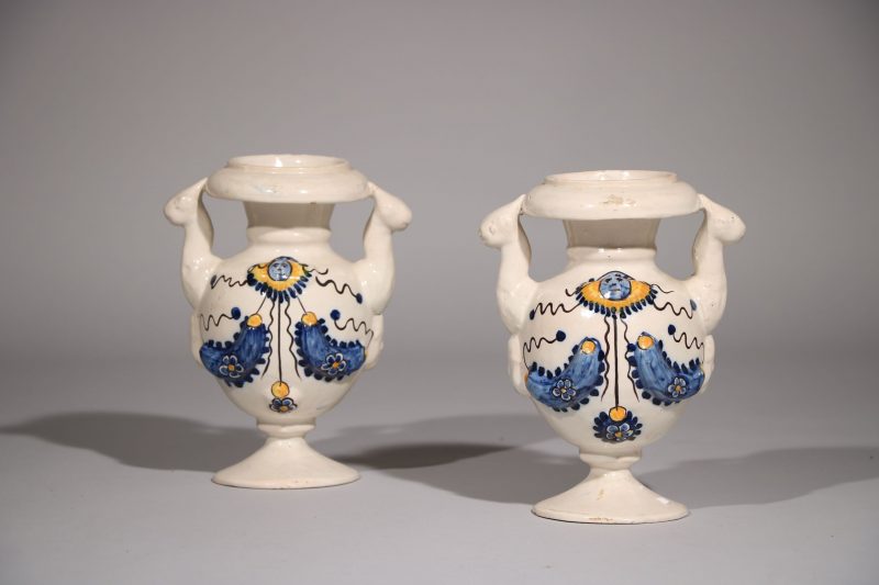 Paire de vases d’autel en faïence