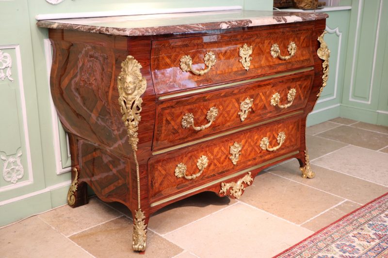 Rare commode dite en sarcophage