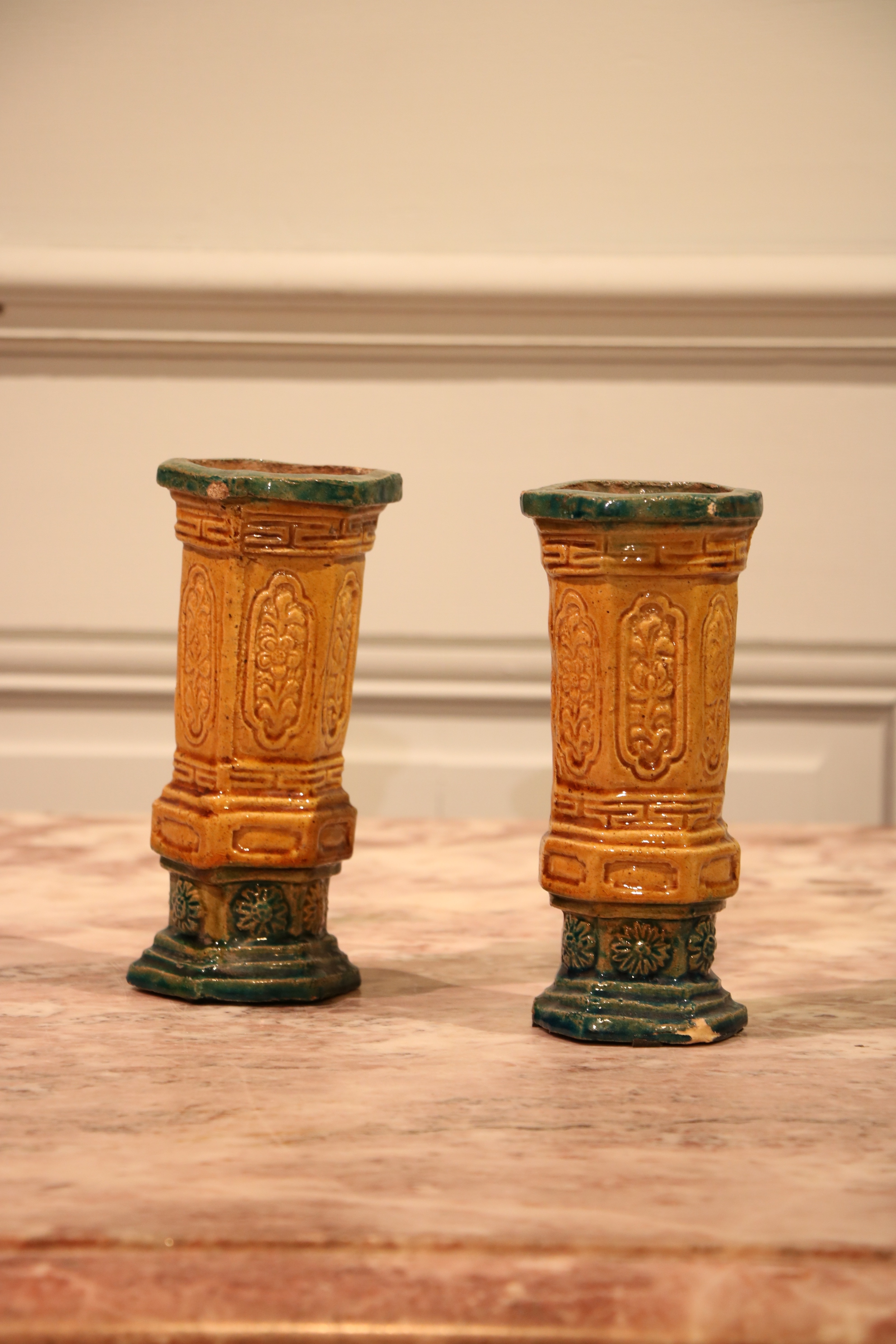 Paire de vases en terre cuite 