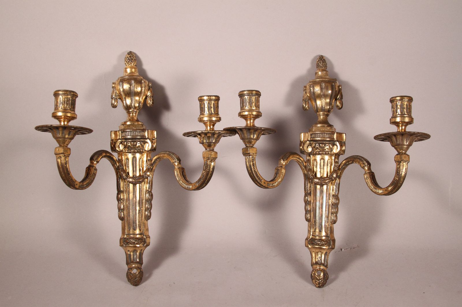 Paire d’appliques à deux lumières en bronze doré, d’époque Louis XVI