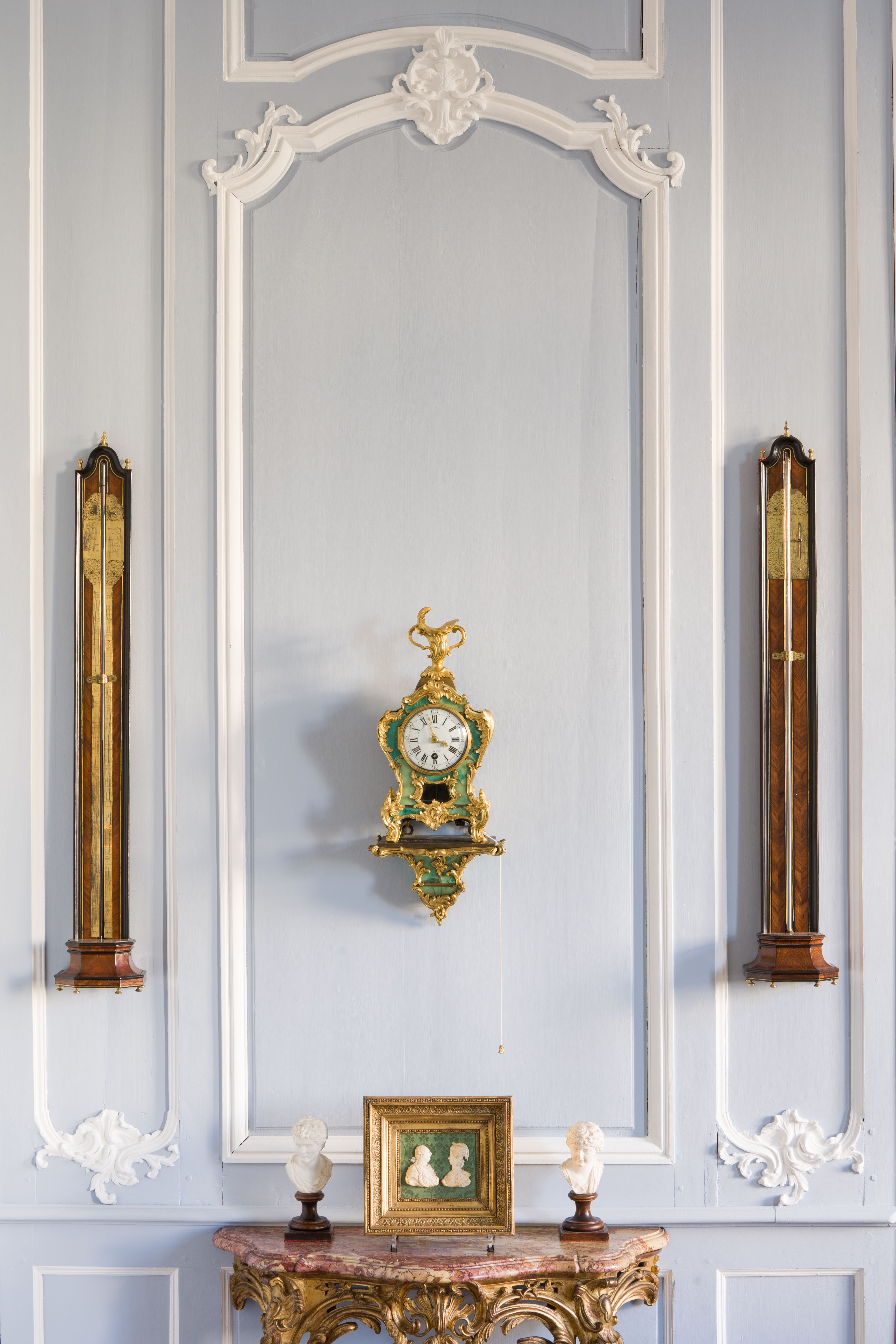 Ensemble comprenant un baromètre et un thermomètre en ébène et placage de bois de violette