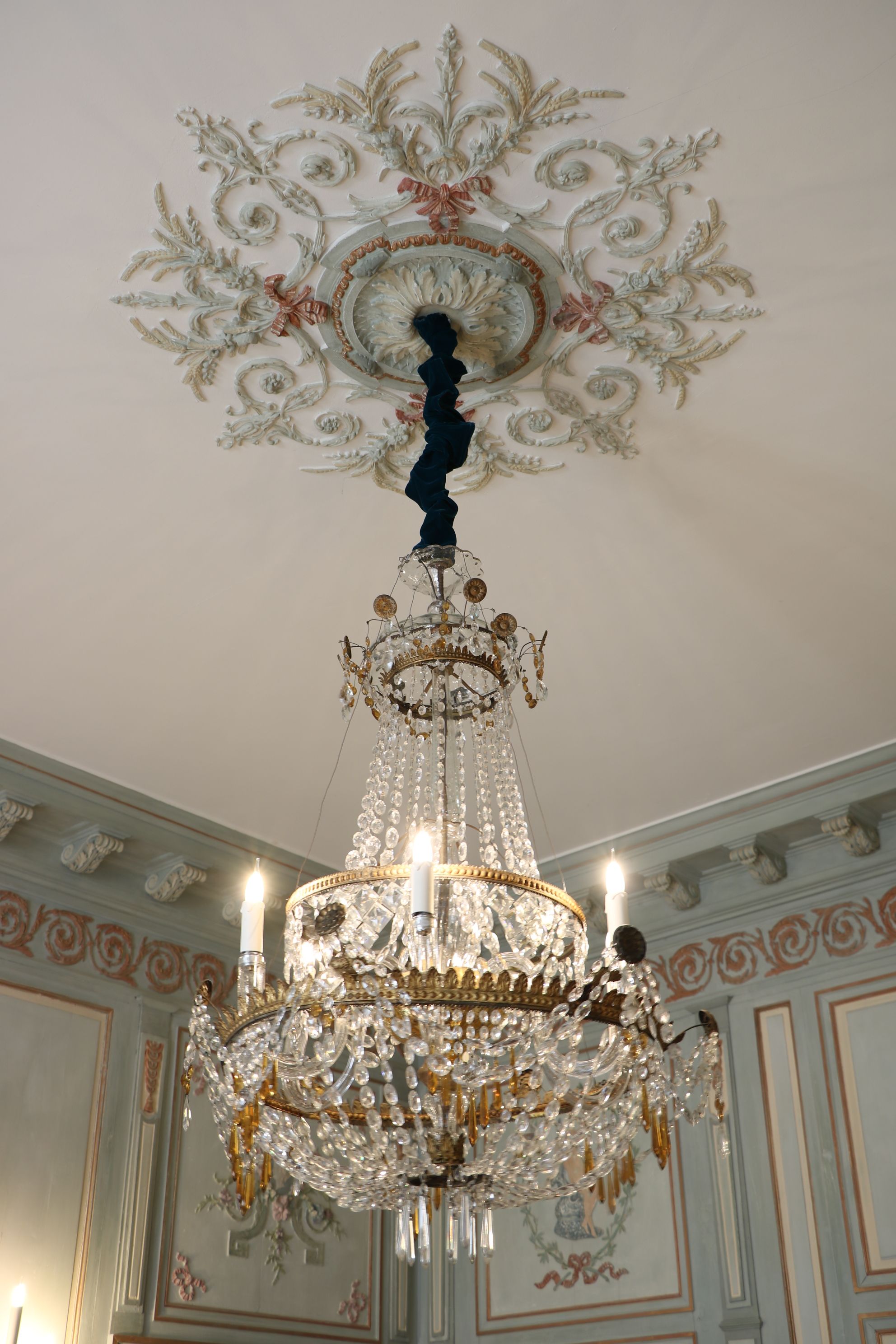 Lustre à six bras de lumières de forme corbeille 