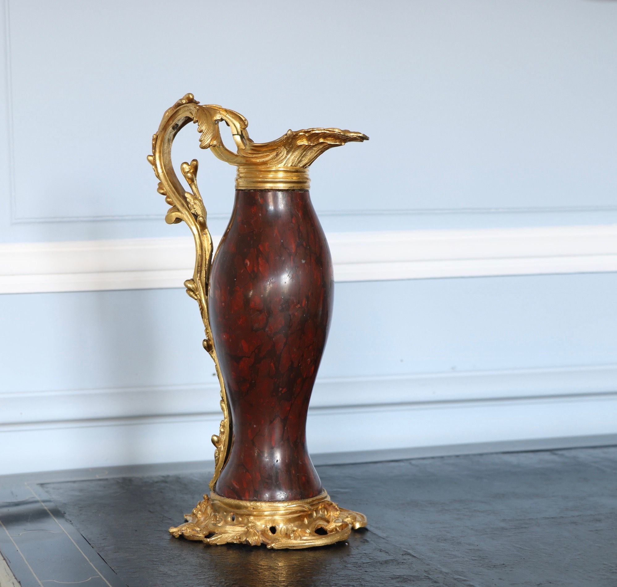 Objet monté en marbre griotte du belloc et en bronze doré