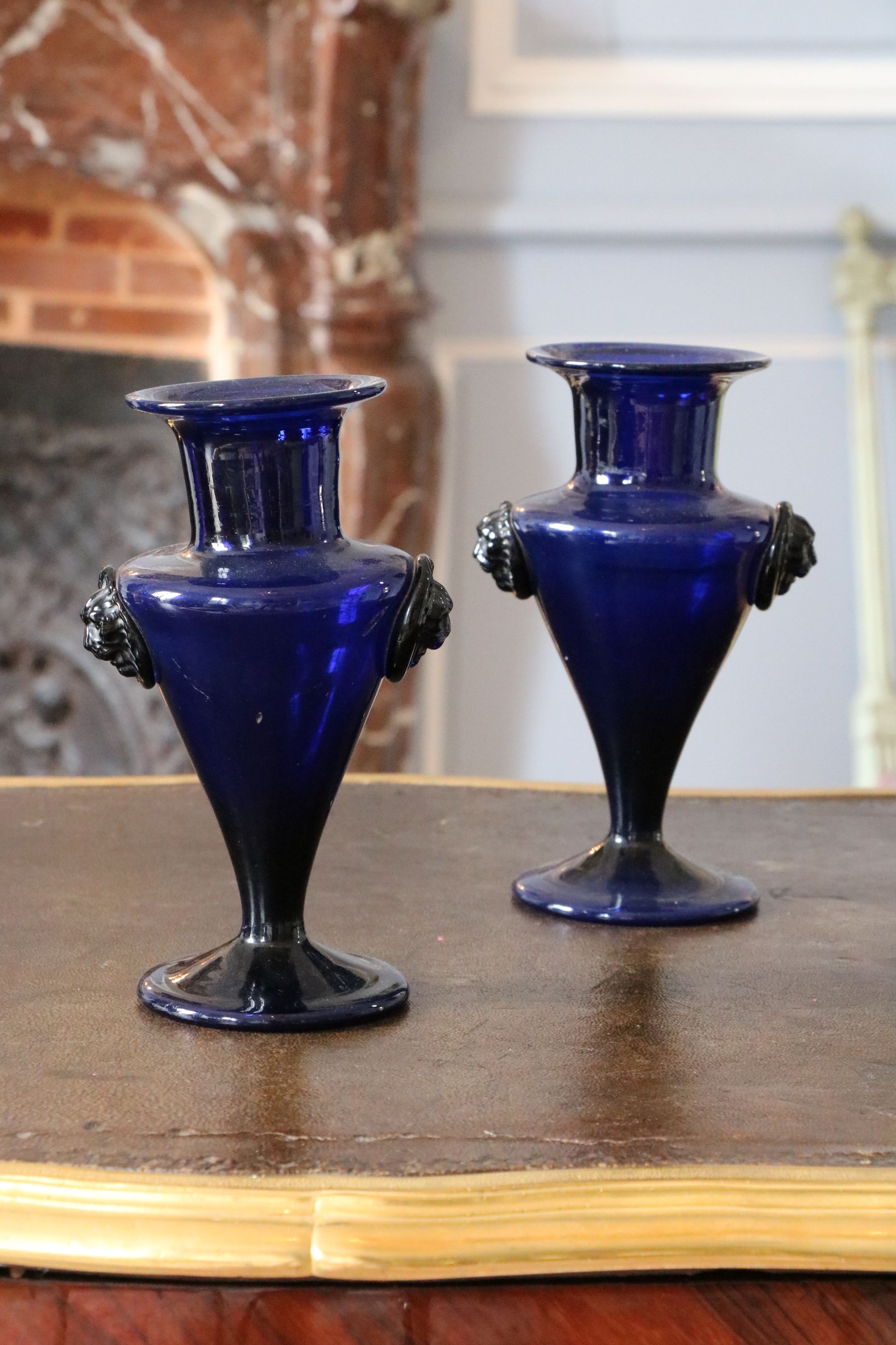 Paire de vases en verre bleu de Bordeaux