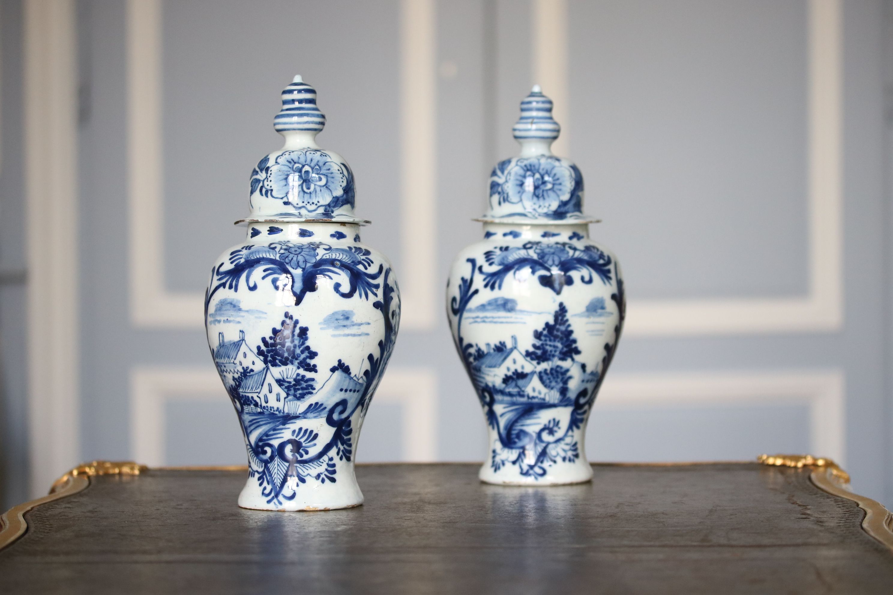 Paire de vases en faïence de Delft