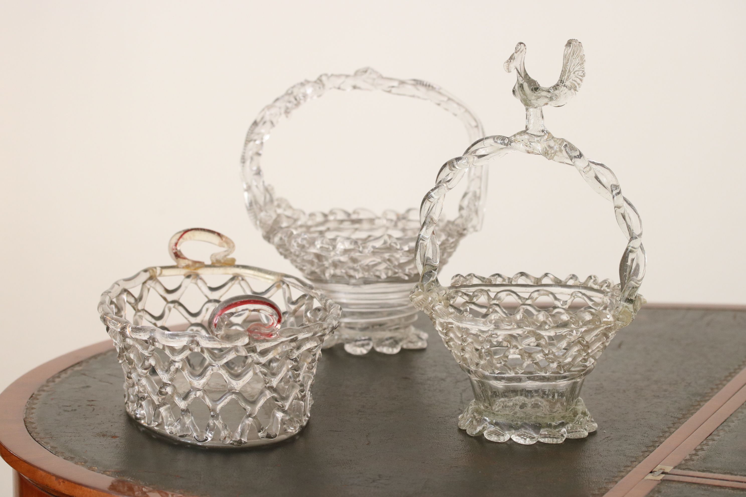 Ensemble de trois paniers en verre