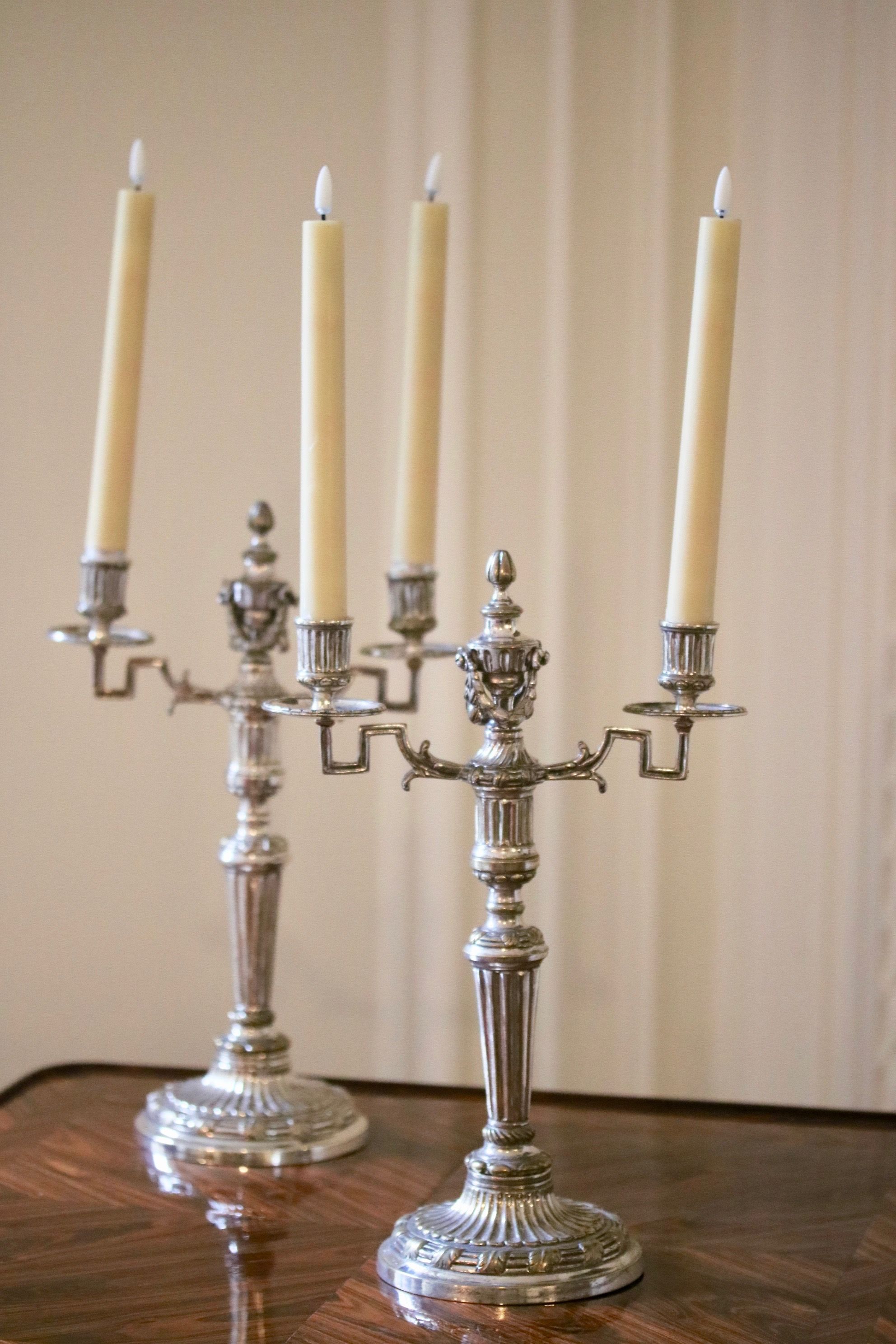 Paire de candélabres en métal plaqué