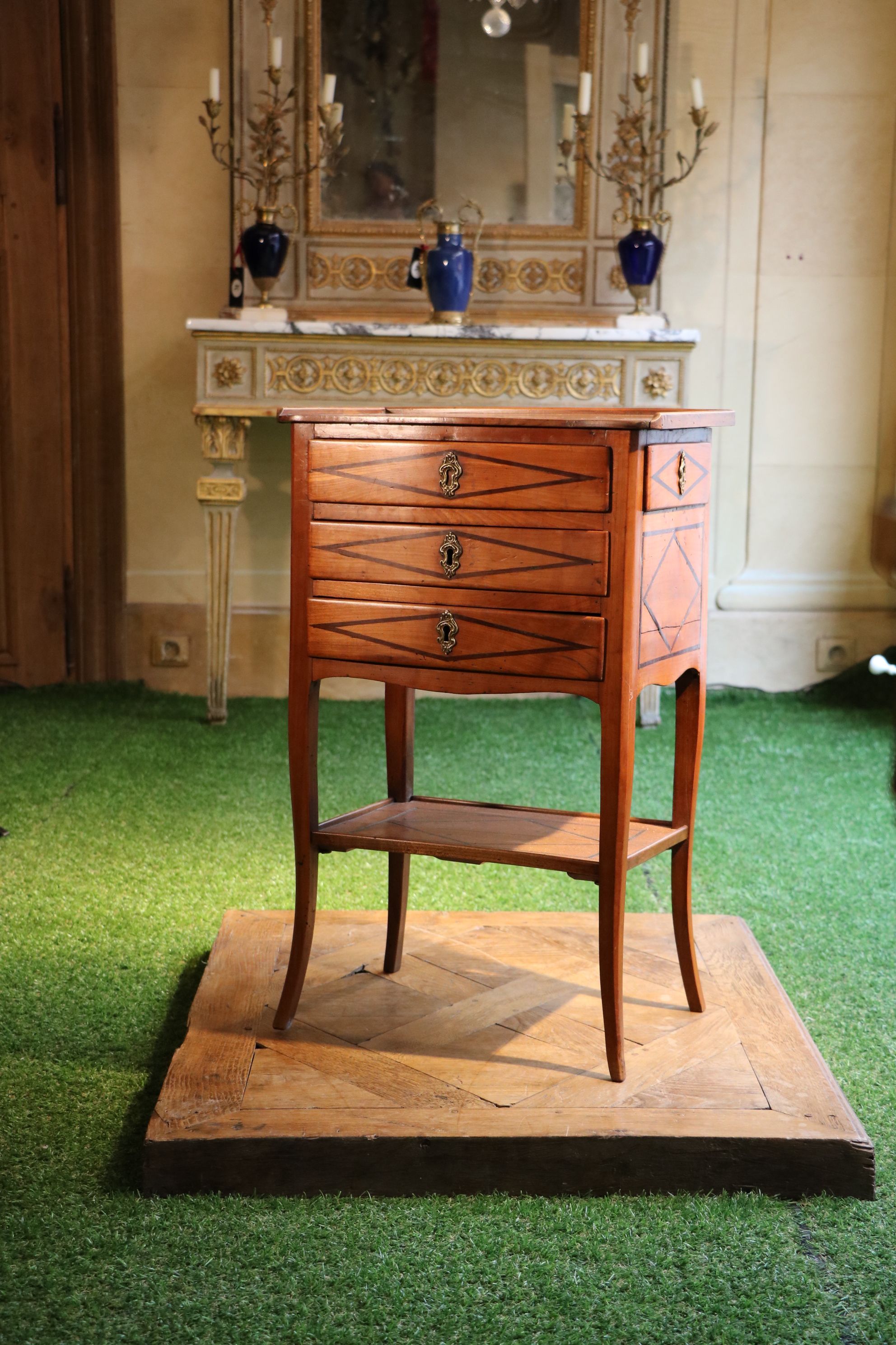 Petite table à écrire marquetée d'amarante