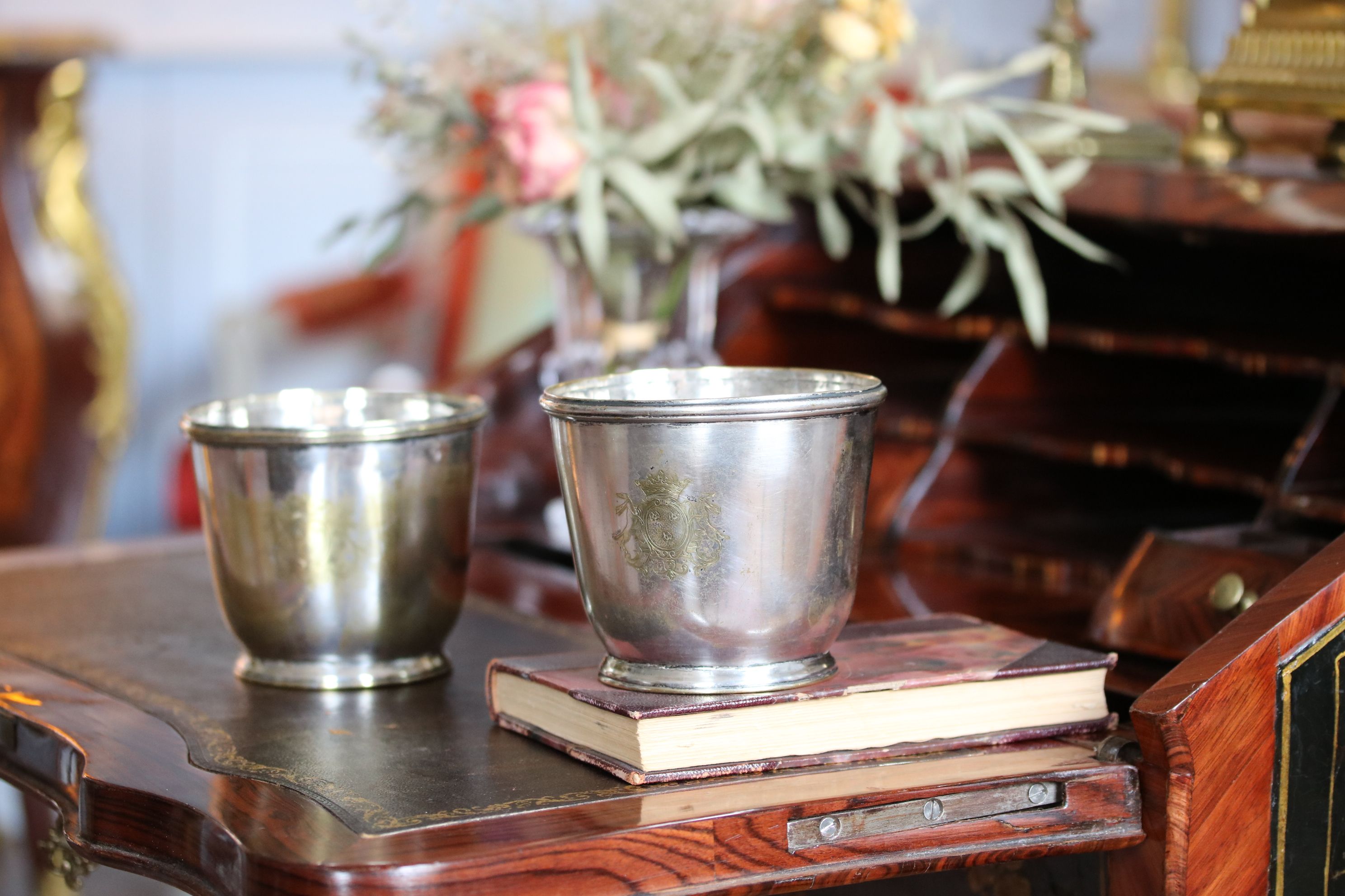 Paire de petits rafraichissoirs à verres armoiriées 