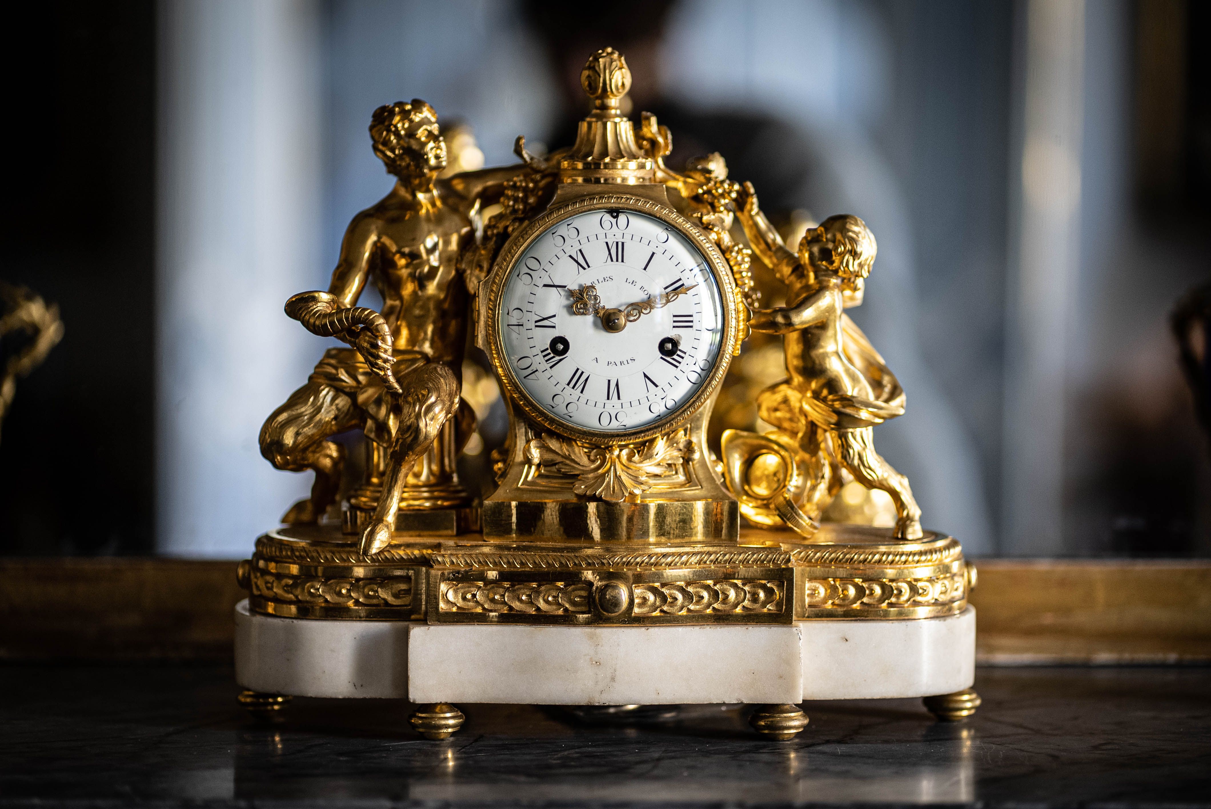 Pendule en bronze doré représentant un satyre et son enfant 