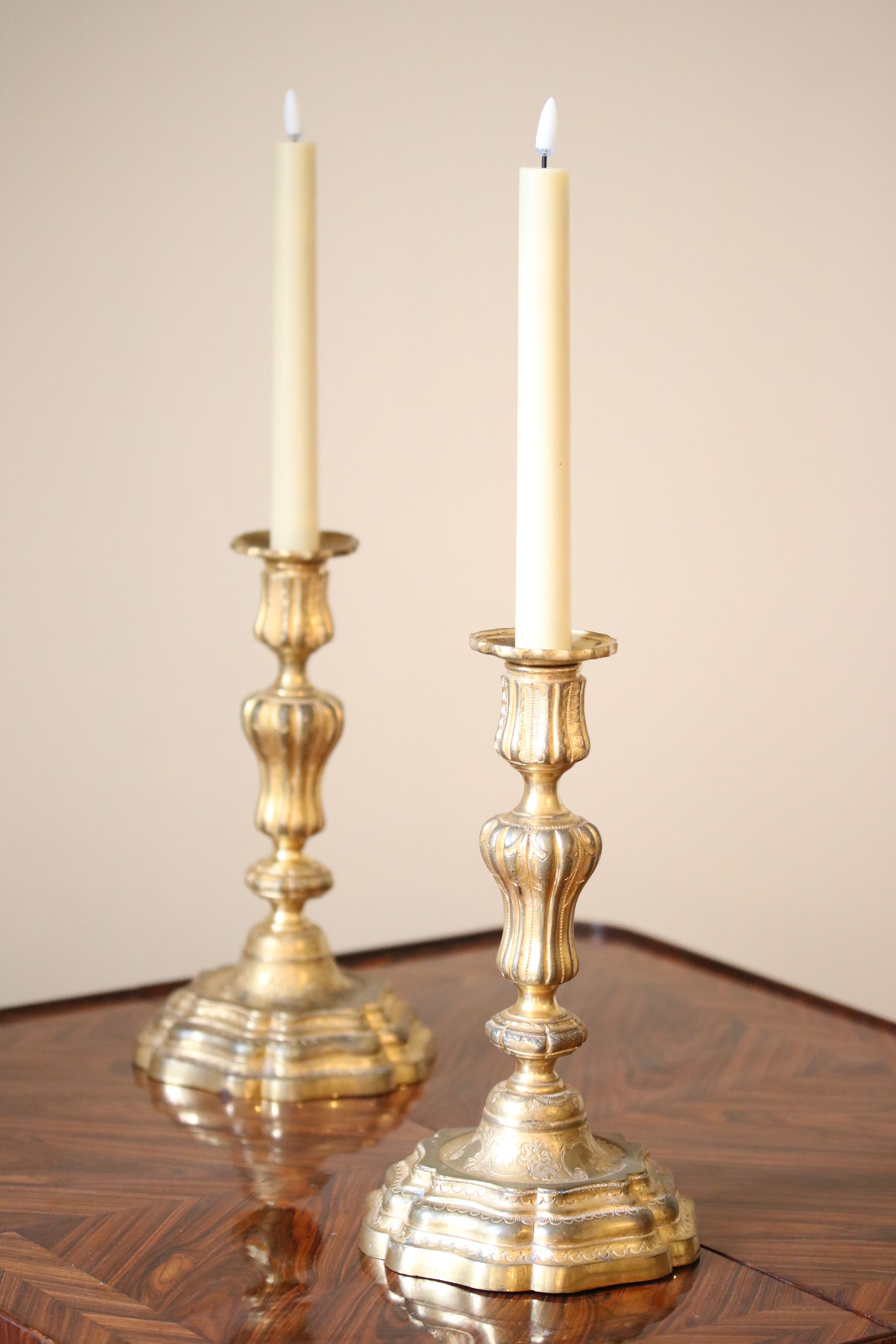 Paire de bougeoirs en bronze doré