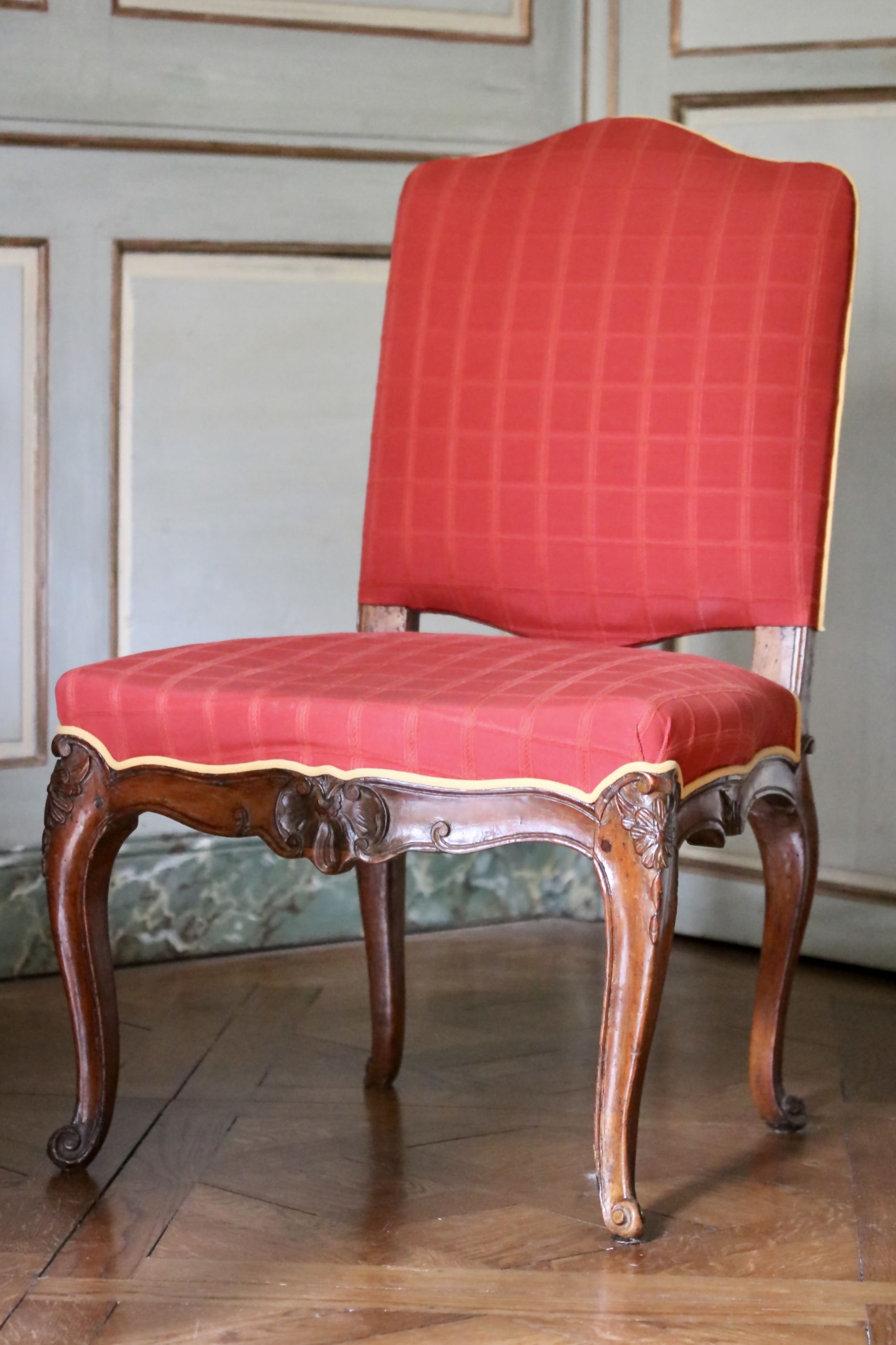 Chaise en bois sculpté