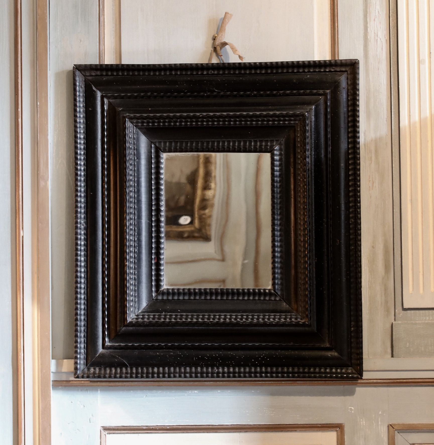  Miroir en bois noirci mouluré