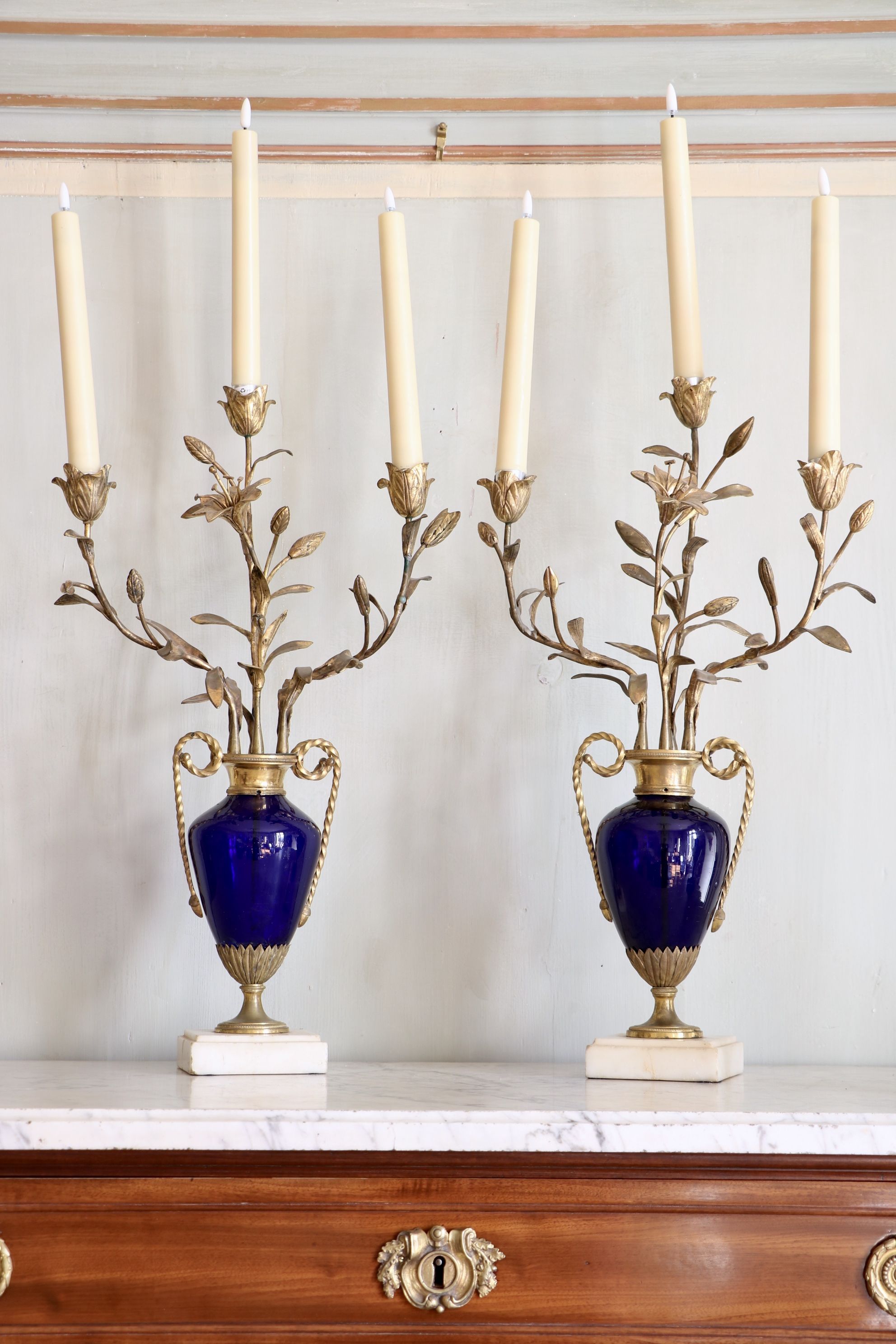 Paire de candélabres, verre bleu, bronze doré, marbre de Carrare, époque Louis XVI.
