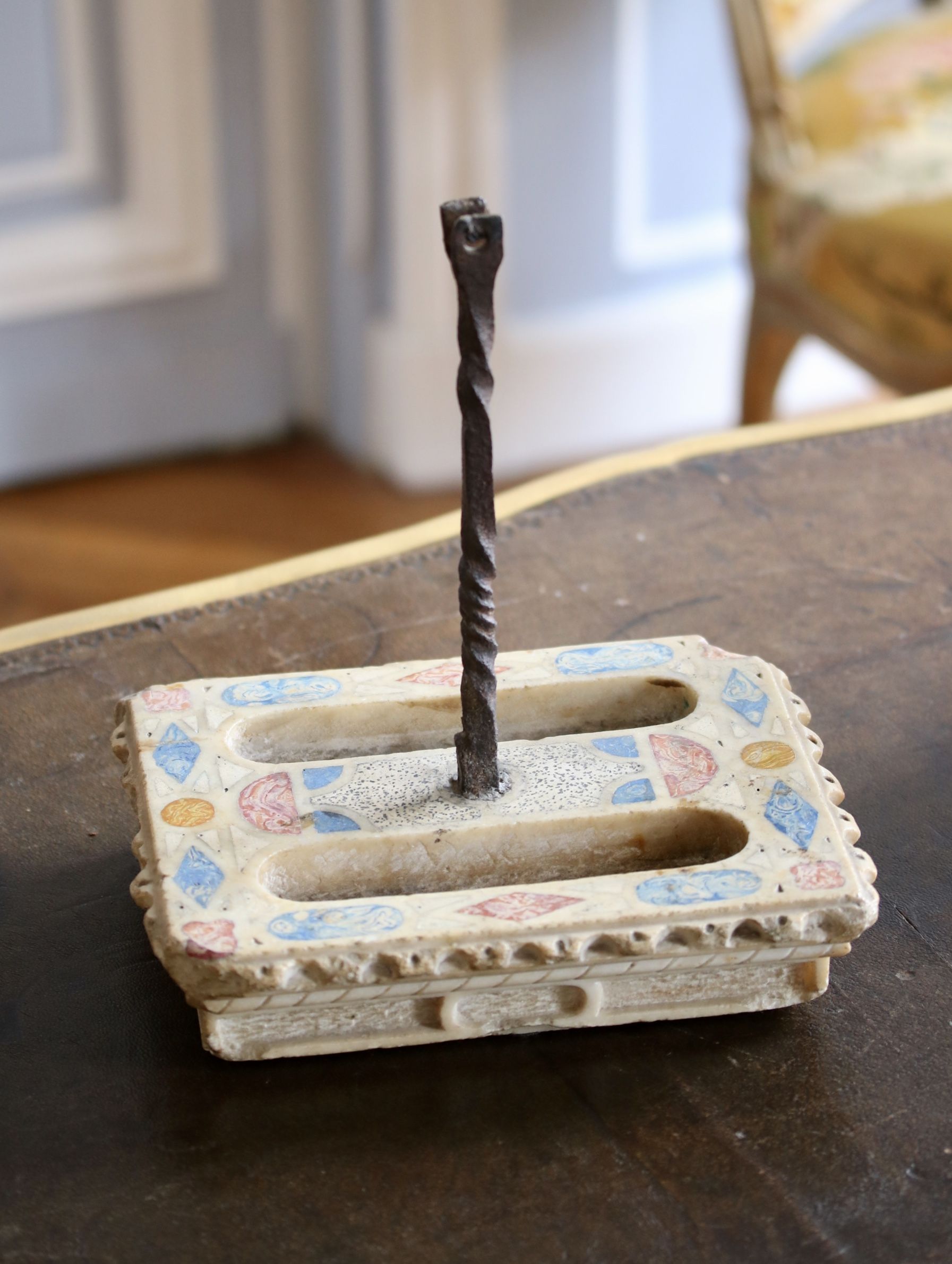 Probablement un trébuchet en marbre sculpté