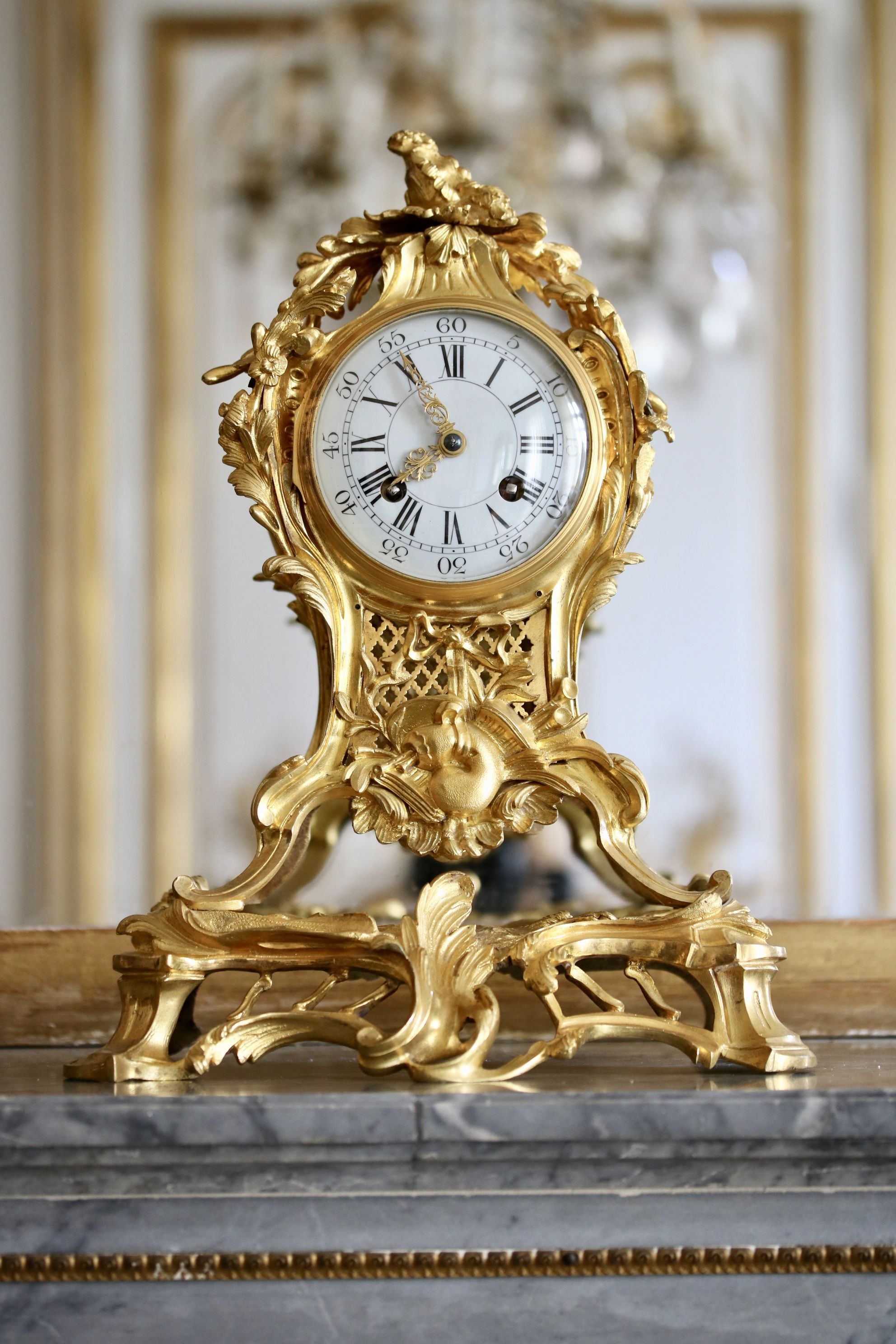 Une pendule en bronze doré et ciselé d'époque Louis XV