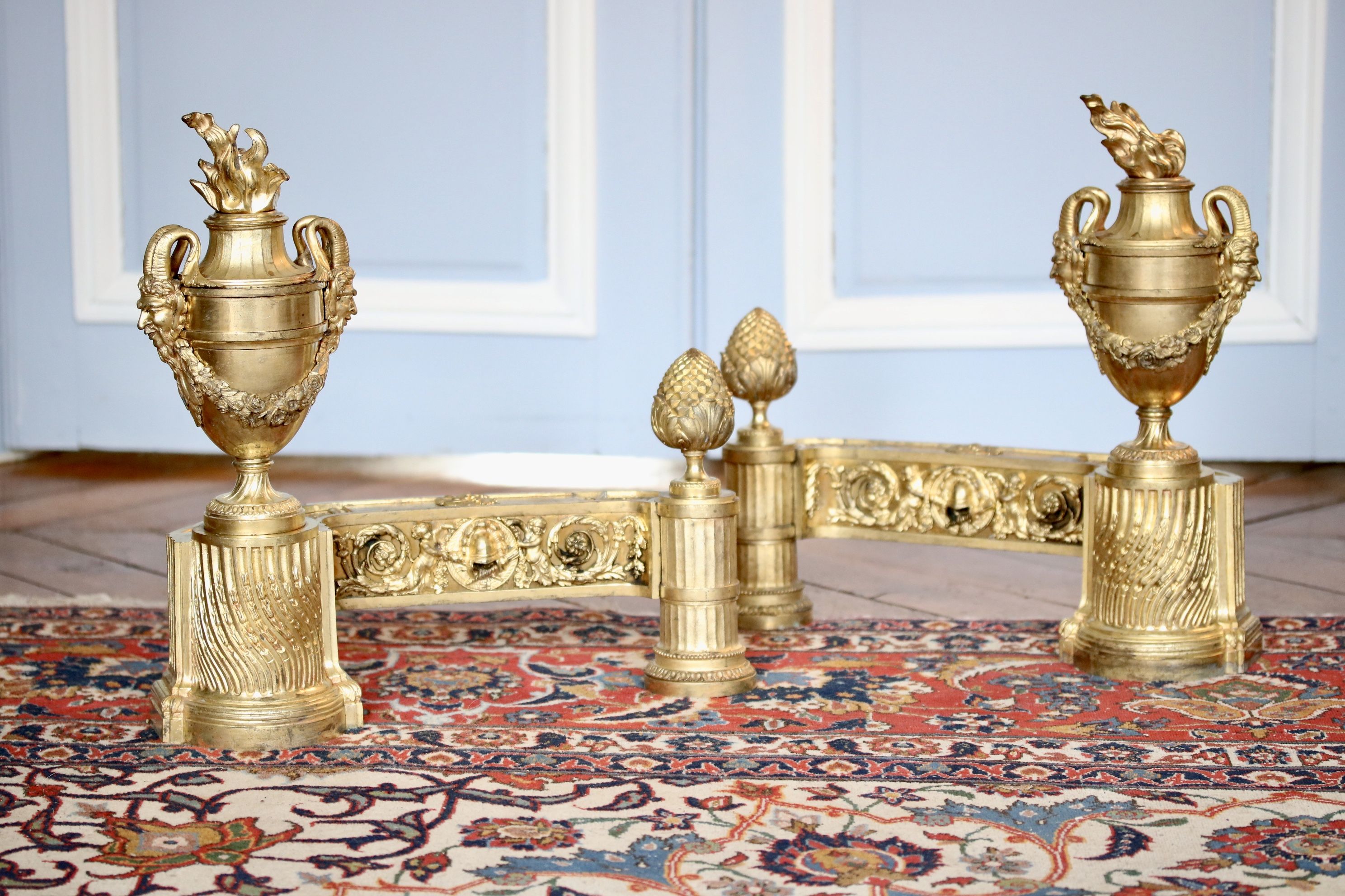 Paire de chenets en bronze doré