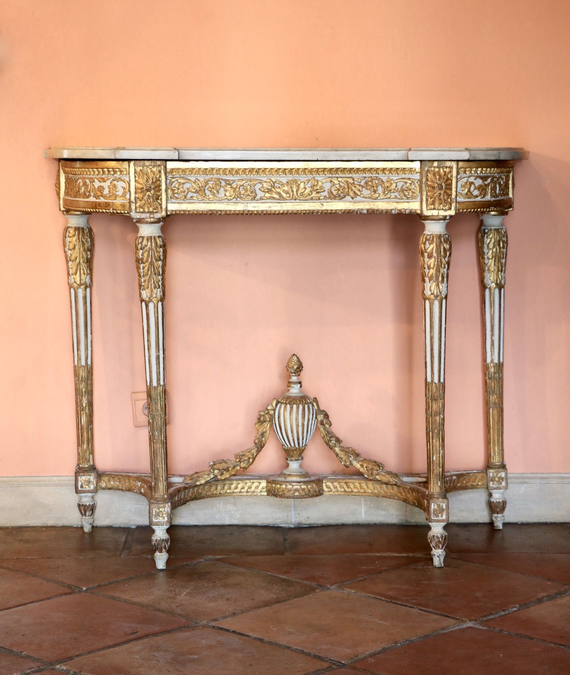 Console demi-lune laquée blanc rechampie or 