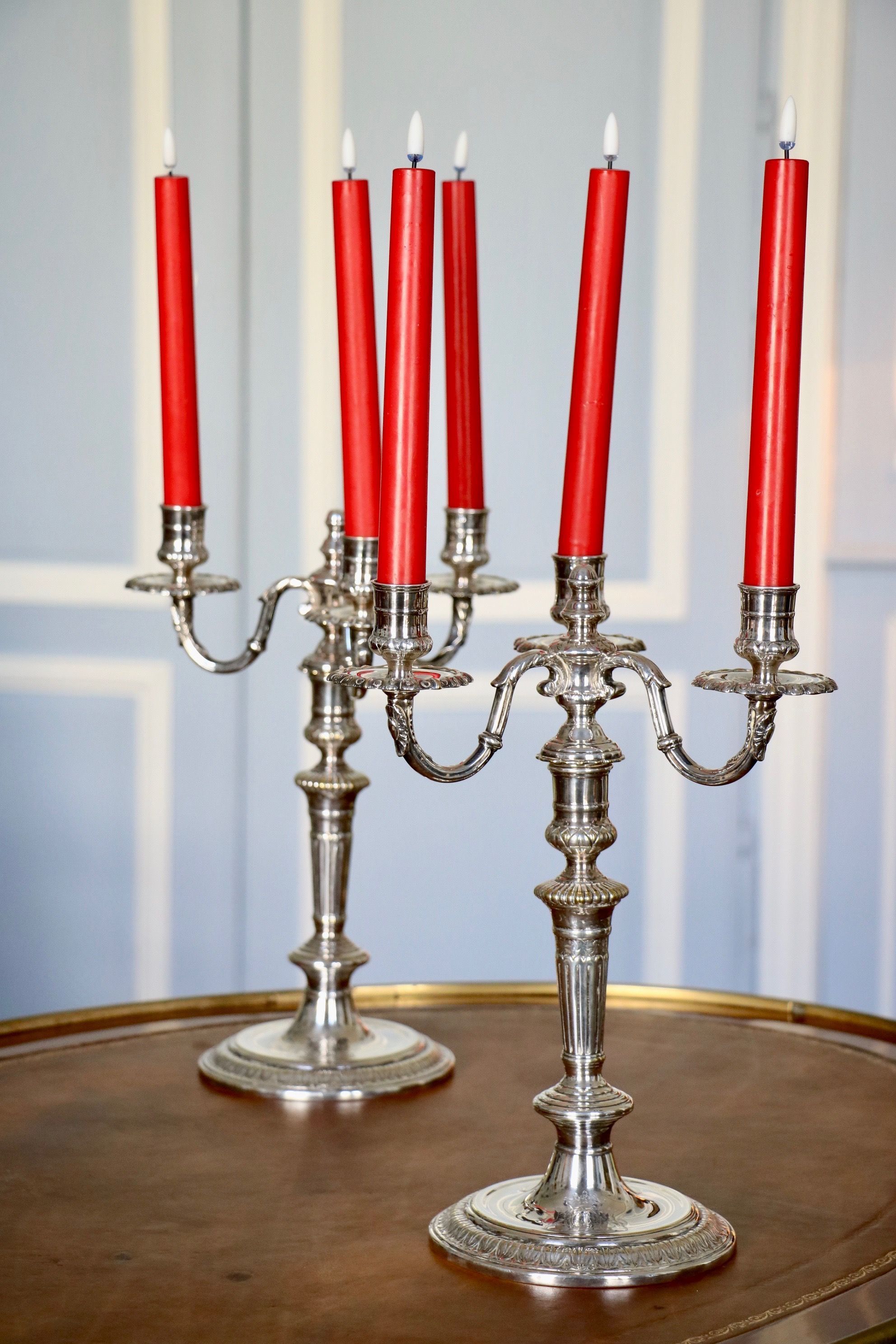 Paire de candélabres en métal argenté armoriée