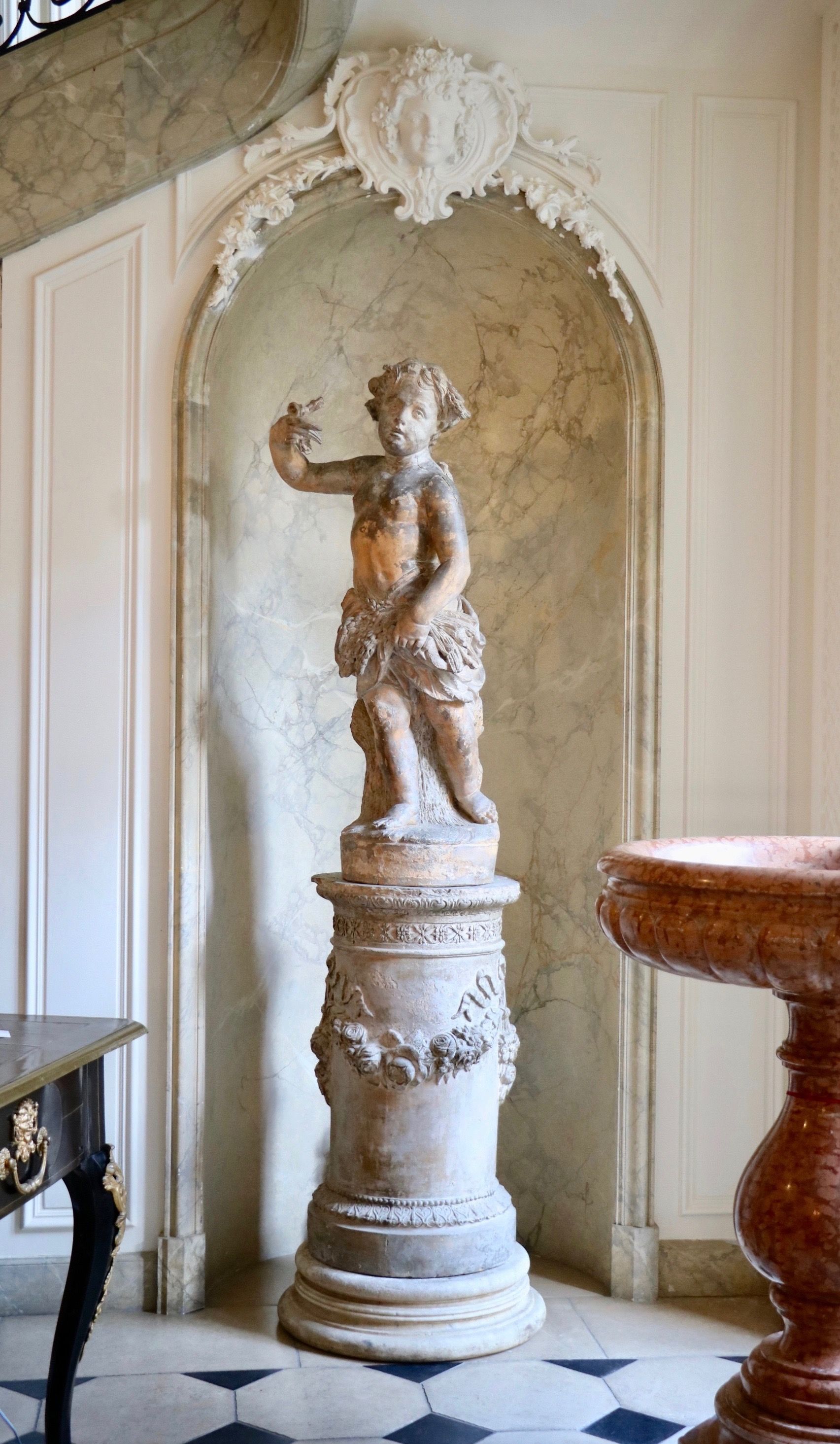 Un putto en terre cuite représentant l’Eté