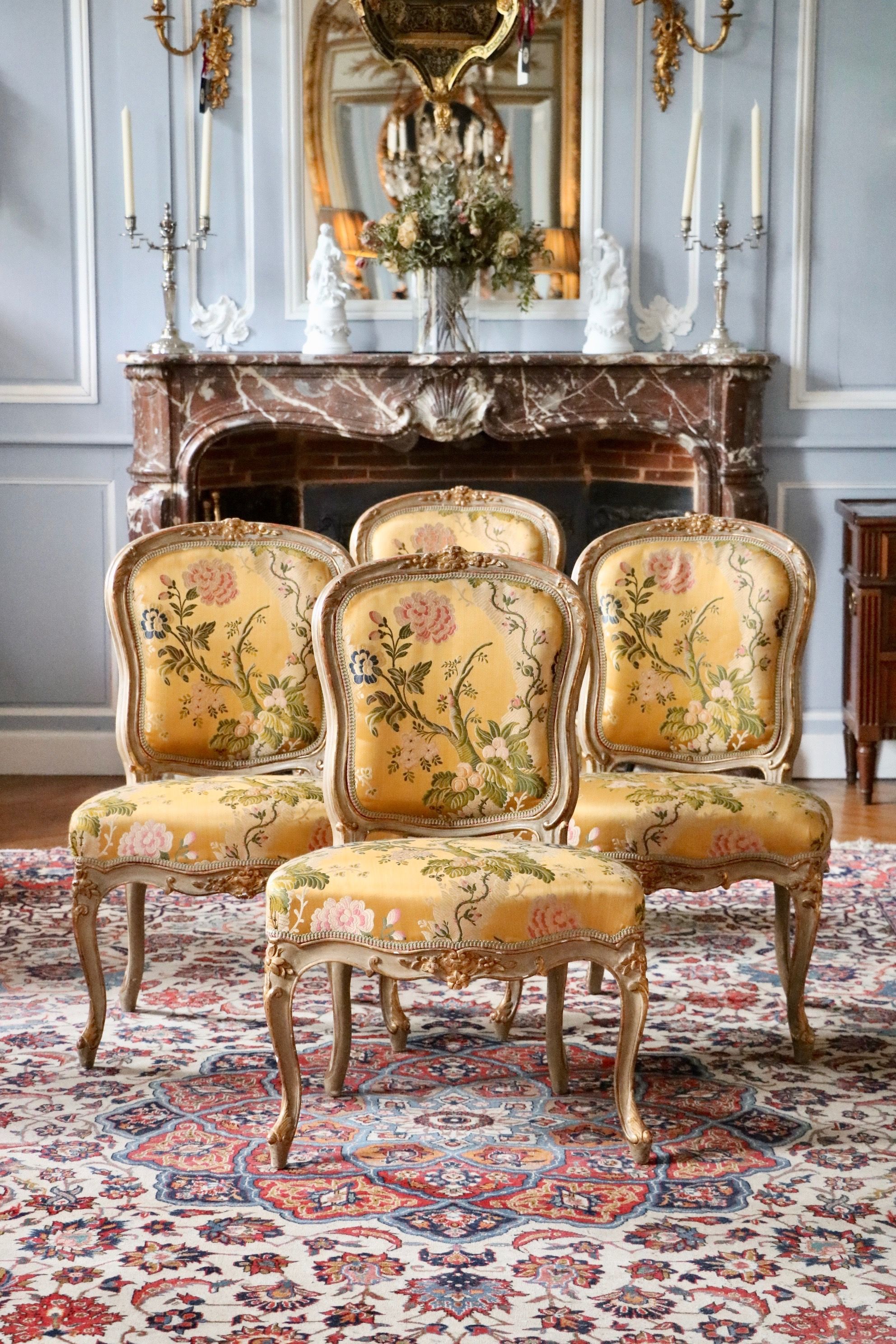 Suite de quatre chaises laquées gris rechampies estampillée Burgat