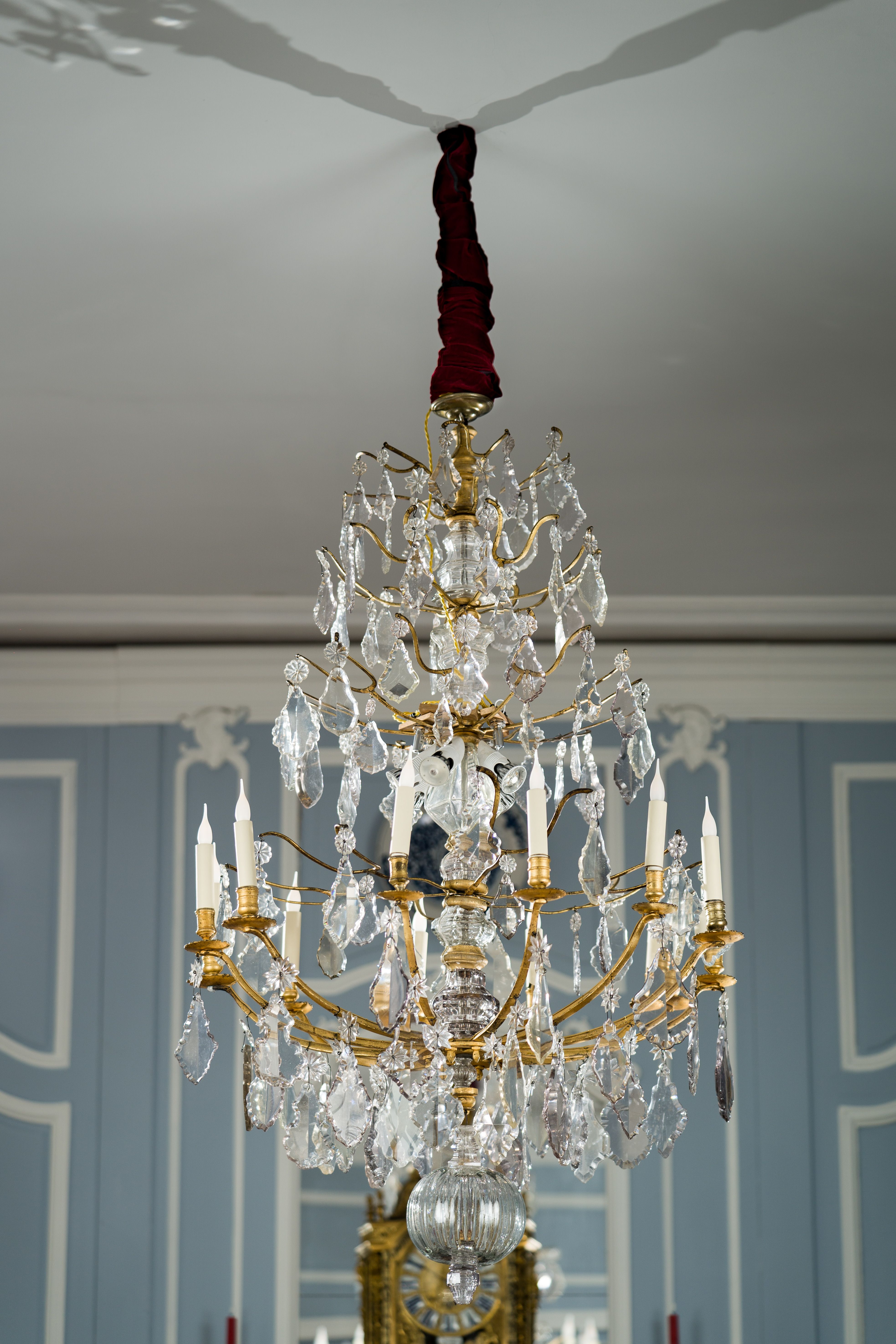 Grand lustre à douze bras de lumières