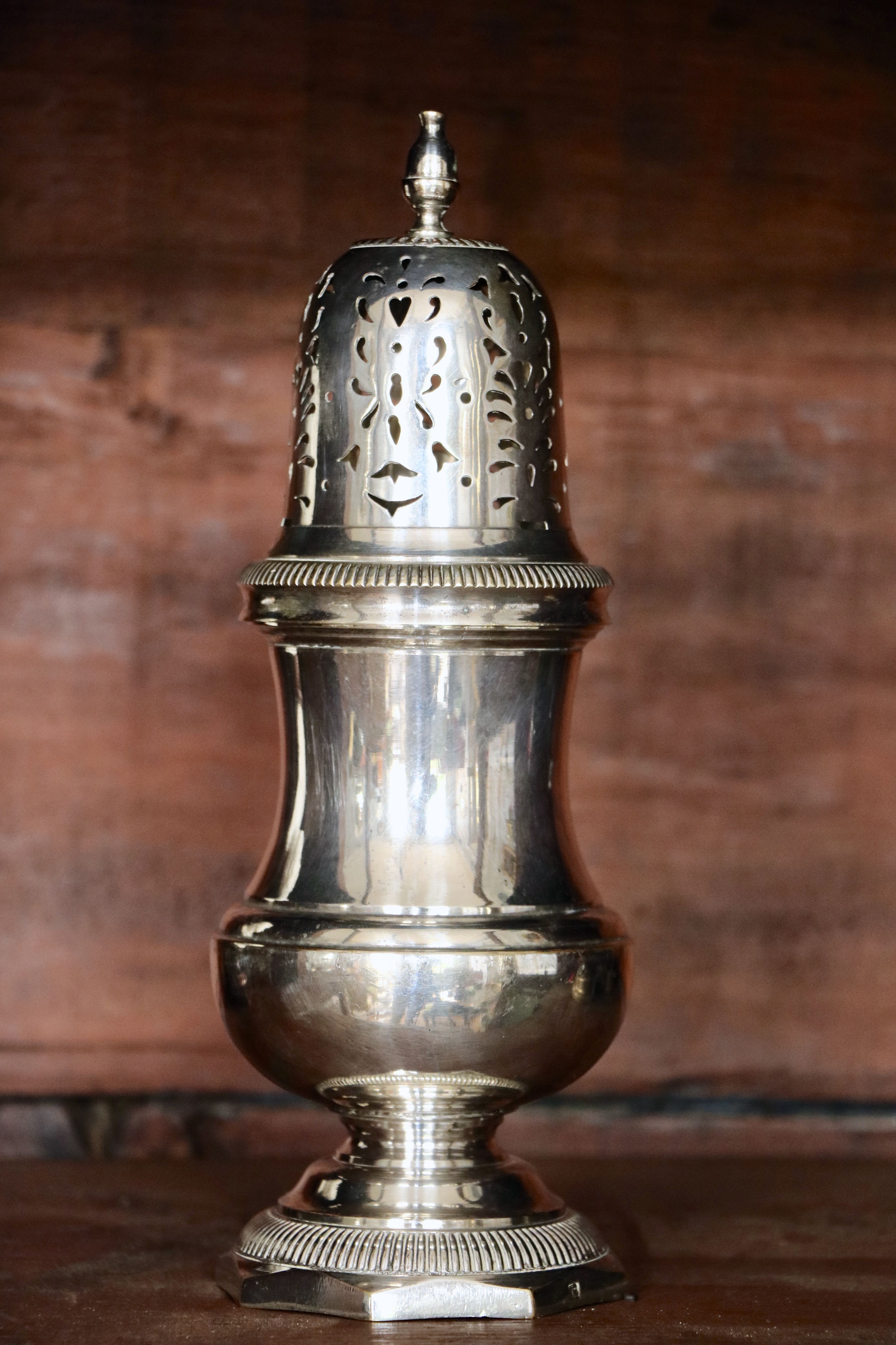 Saupoudreuse en métal argenté