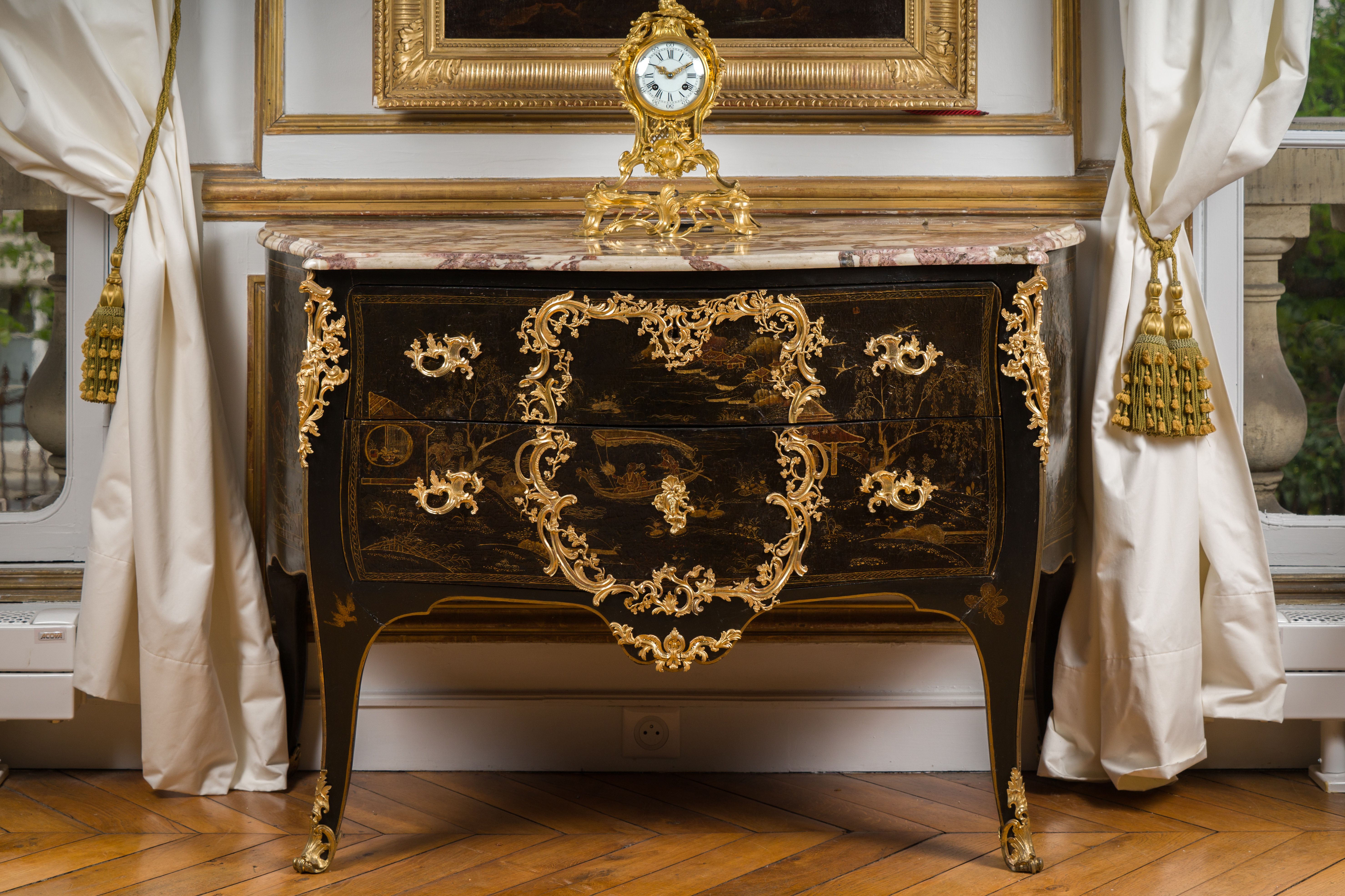 Commode Louis XV en vernis européen