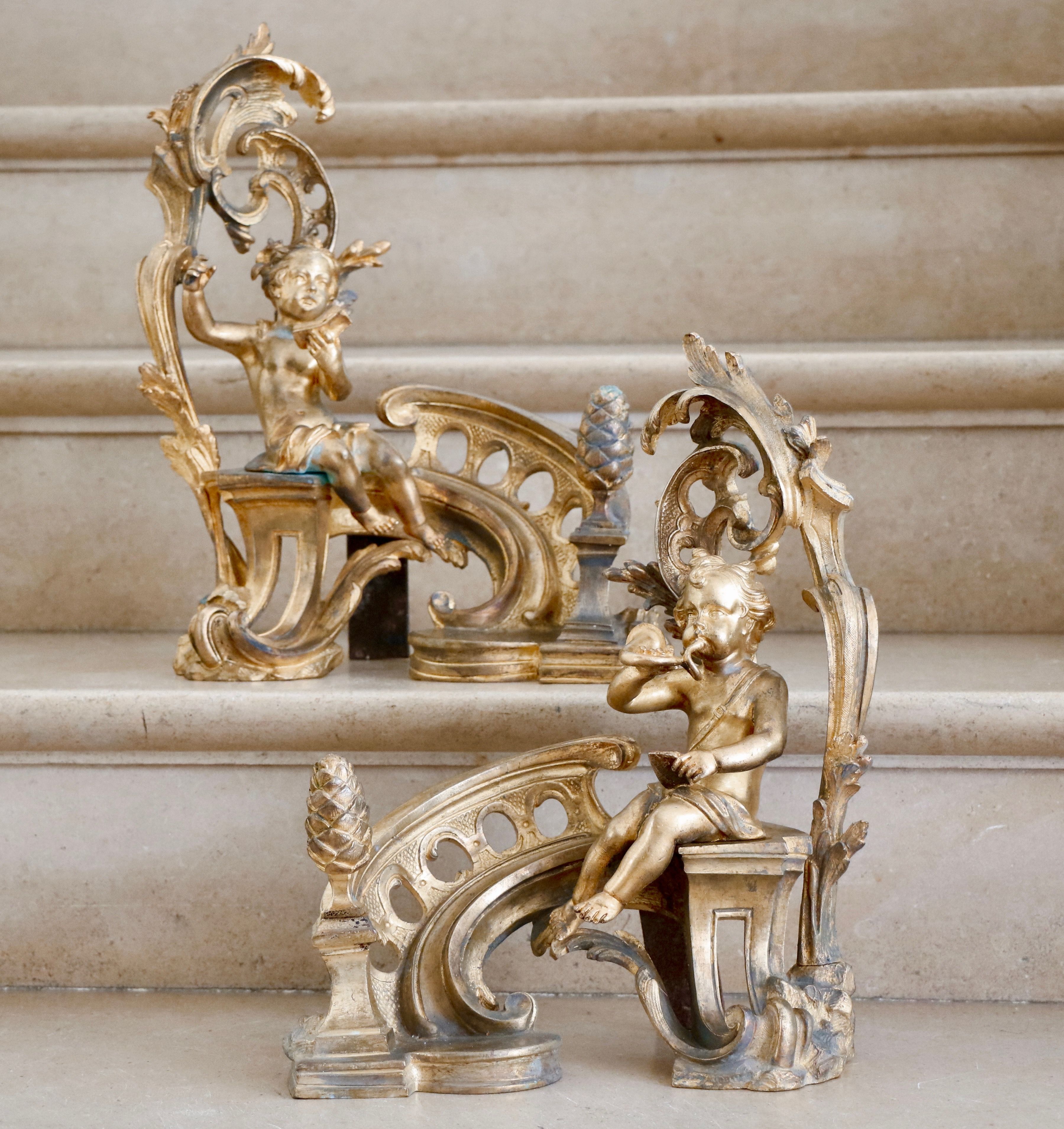 Paire de chenets aux putti en bronze doré