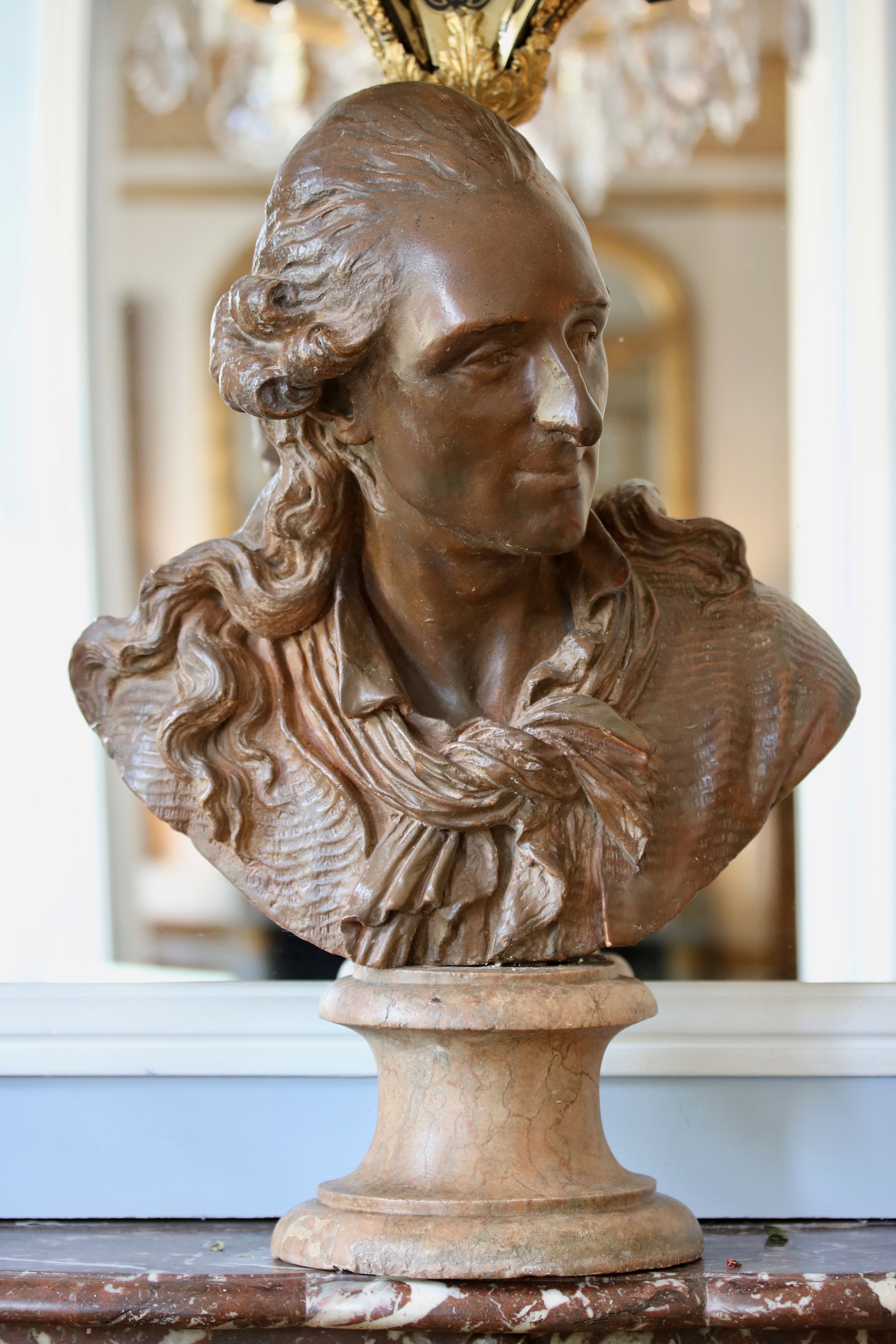 Buste en terre cuite patiné représentant probablement Beaumarchais