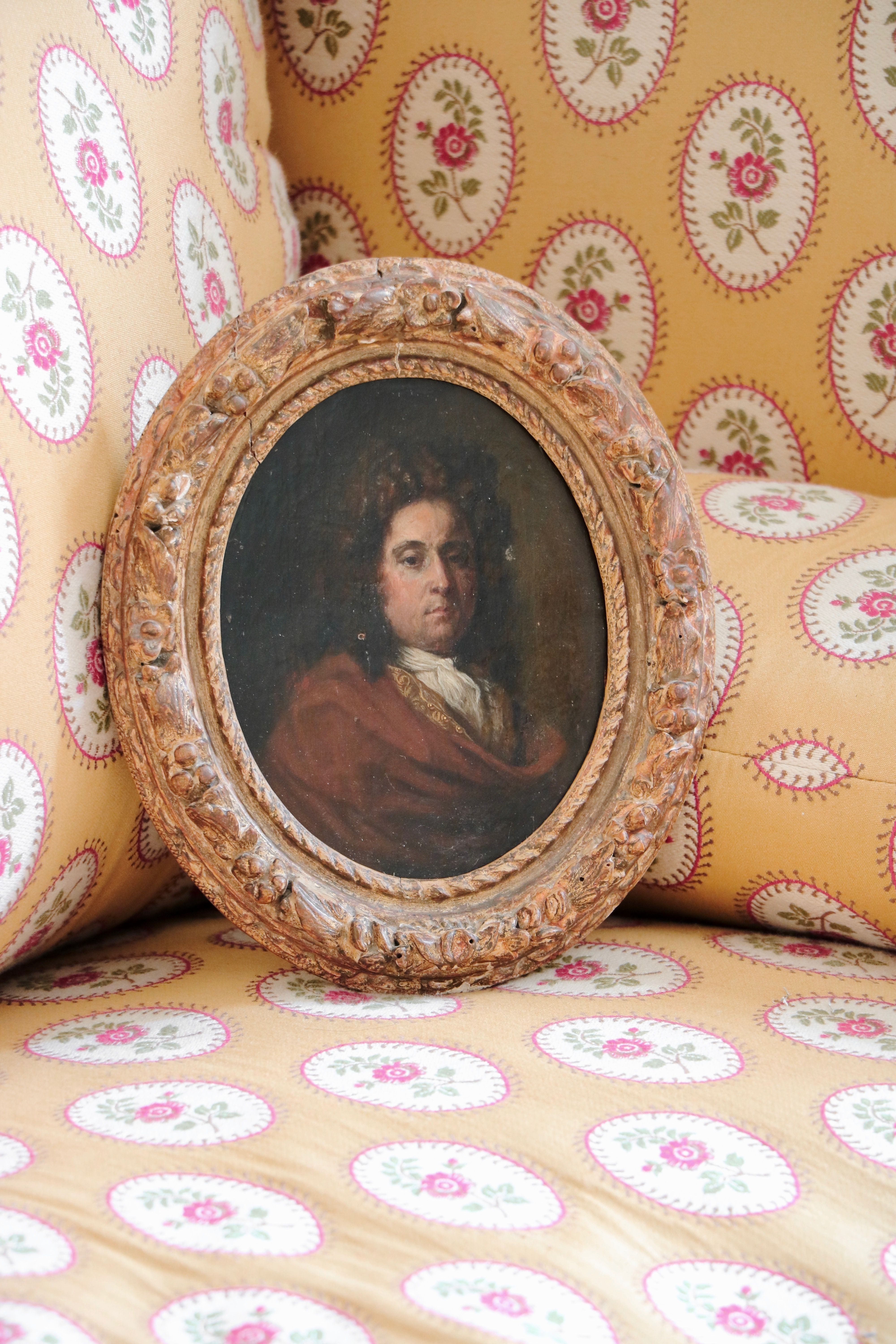 Petit portrait oval représentant un homme élégant