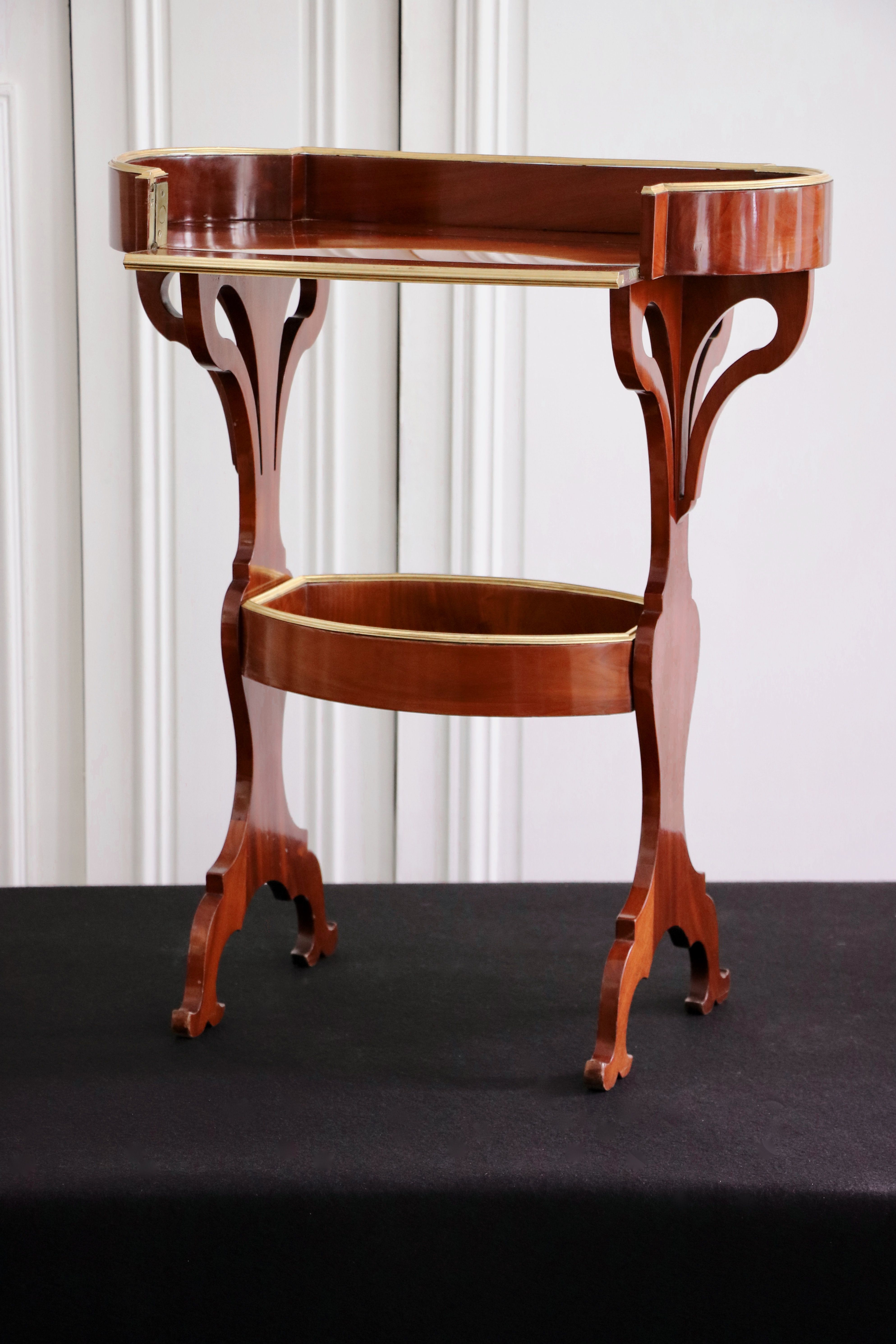 Tricoteuse en acajou