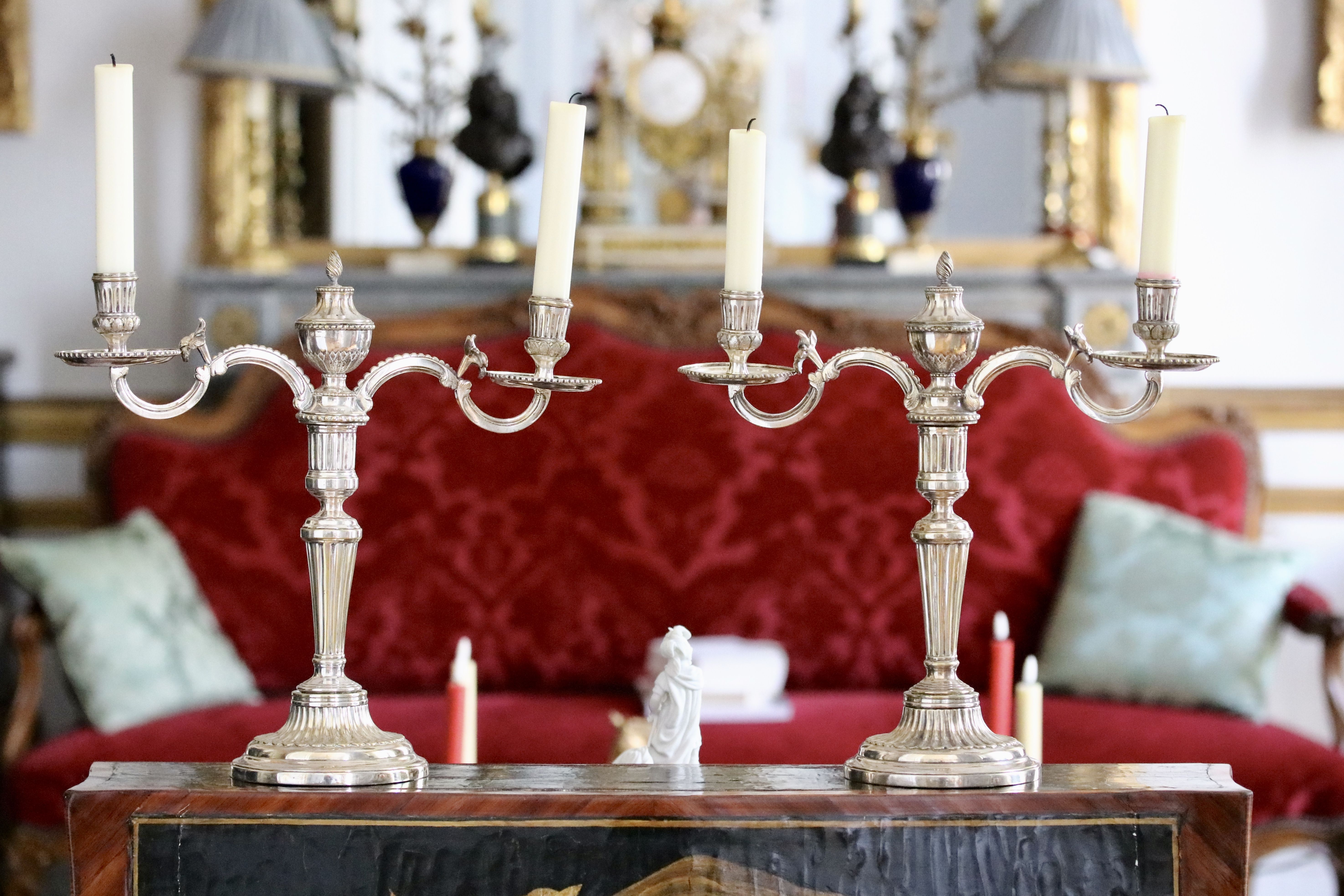 Paire de candélabres en métal plaqué