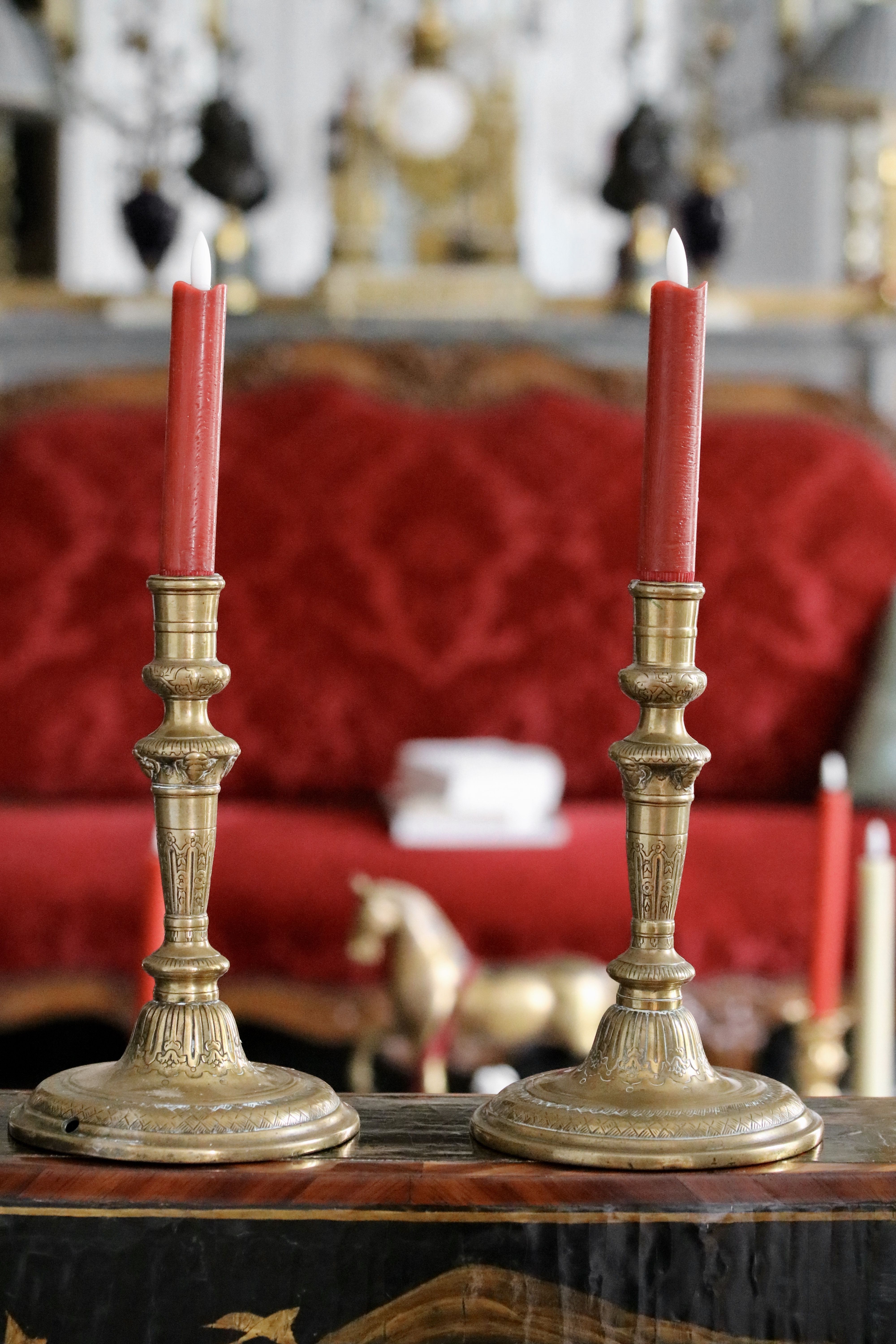 Paire de bougeoirs en bronze doré